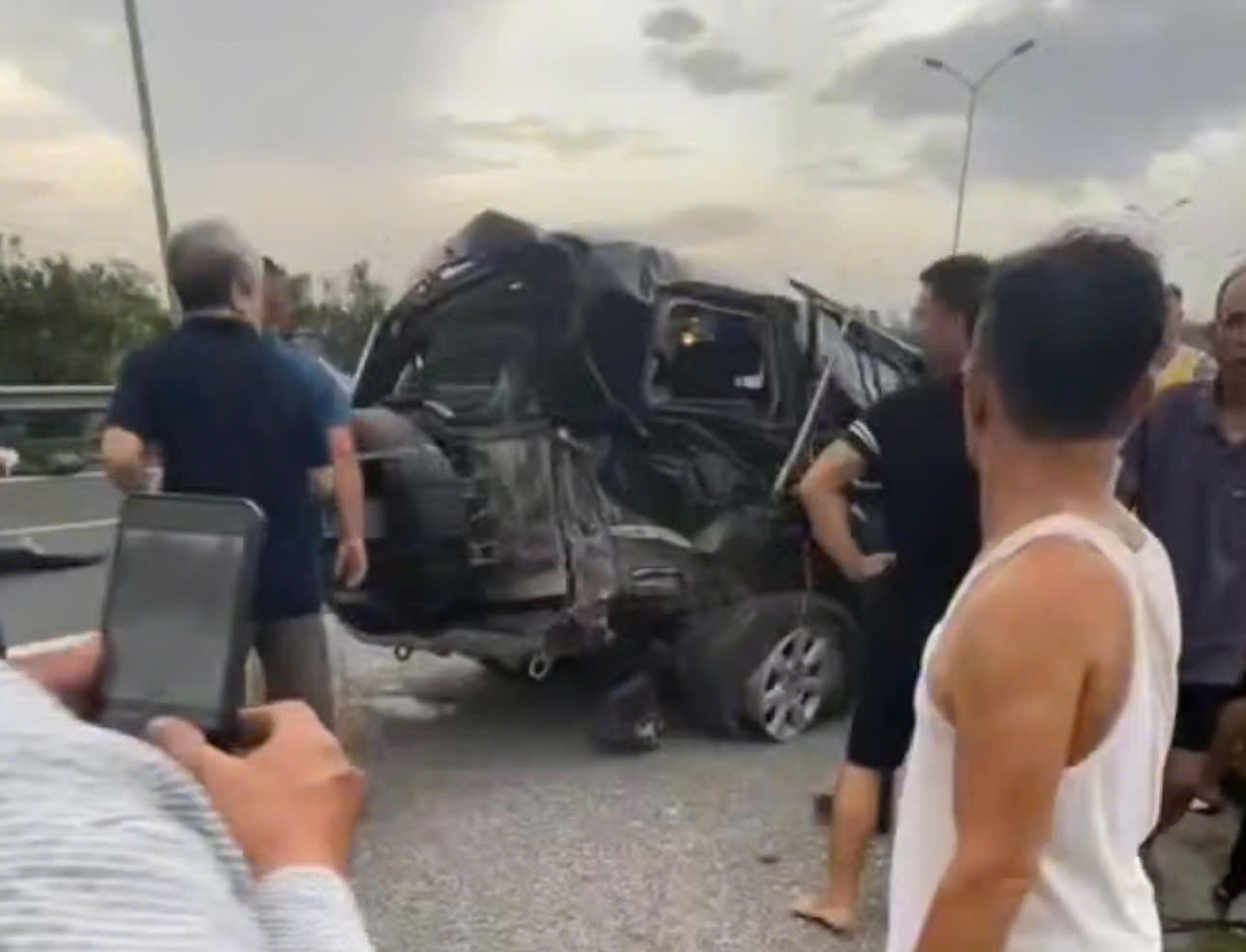 Nhiều người tr&ecirc;n &ocirc; t&ocirc; 7 chỗ văng khỏi xe tr&ecirc;n cao tốc Cầu Giẽ - Ninh B&igrave;nh- Ảnh 2.