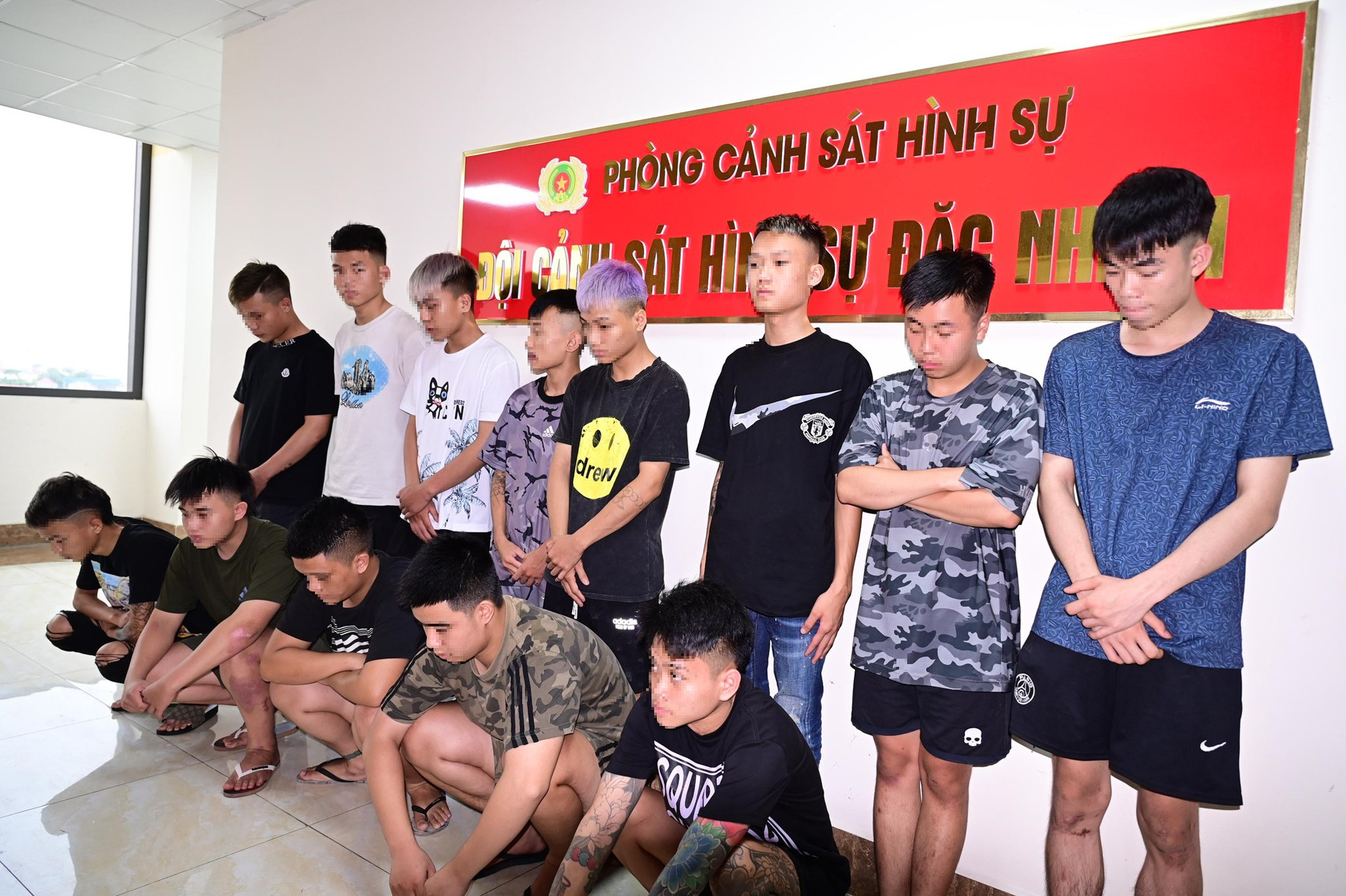 Tạm giữ 9 thanh thiếu ni&ecirc;n ph&oacute;ng xe, cầm kiếm đuổi đ&aacute;nh người đi đường tại Hải Ph&ograve;ng- Ảnh 1.