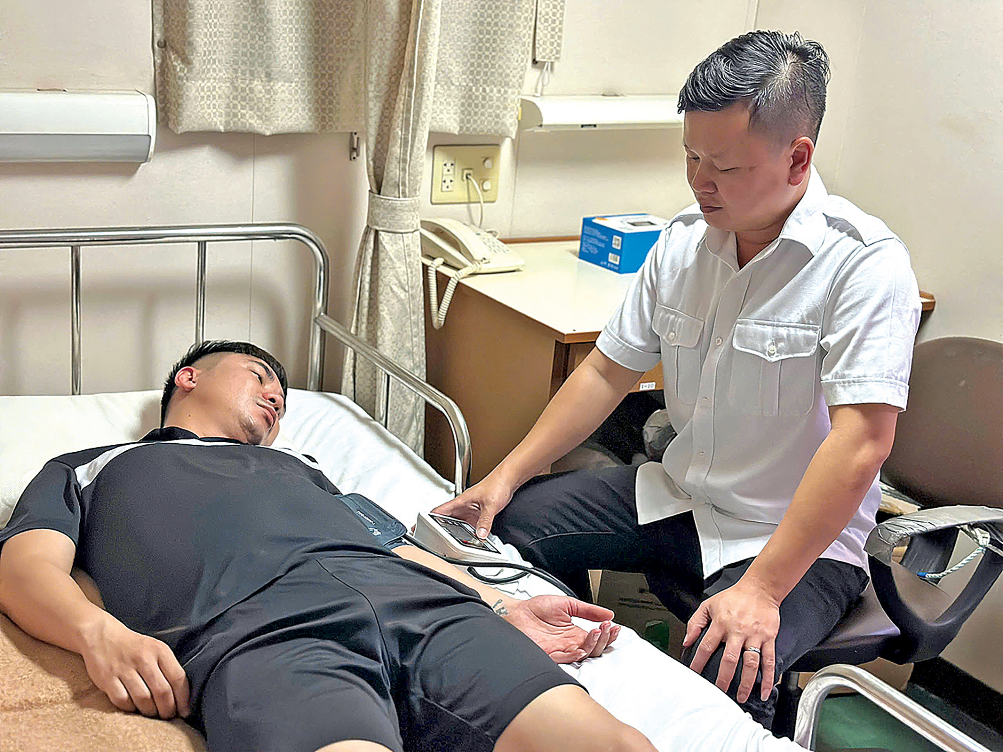Những thuyền vi&ecirc;n ki&ecirc;m "b&aacute;c sĩ" giữa đại dương- Ảnh 1.