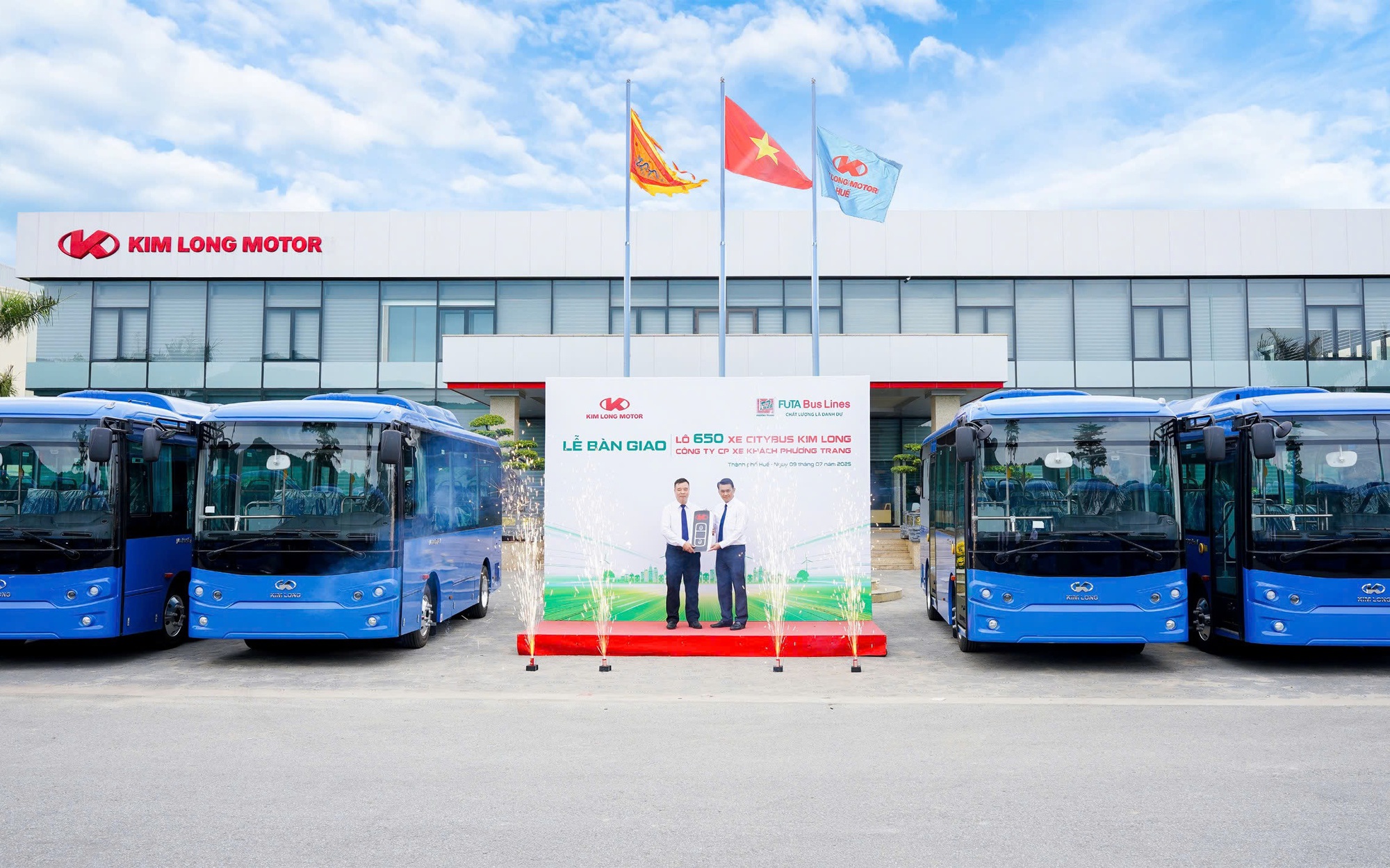 TP.HCM có thêm 443 xe buýt điện phục vụ người dân từ 1/8- Ảnh 5. Bàn giao 450 xe buýt điện phục vụ khách tại TP.HCM