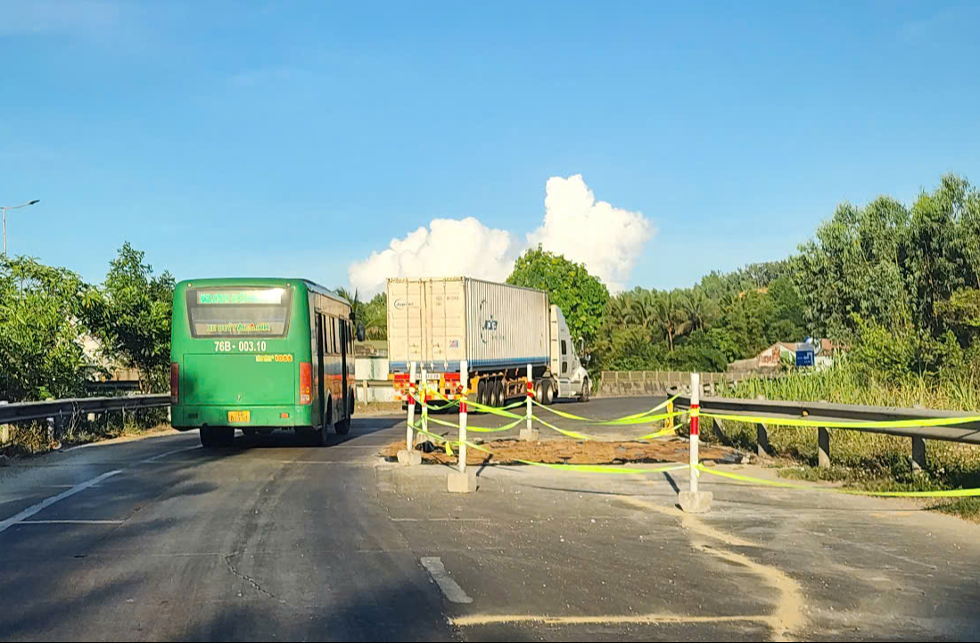 Quốc lộ 1 qua Quảng Ng&atilde;i gấp r&uacute;t sửa chữa, tranh thủ từng ng&agrave;y nắng- Ảnh 2.