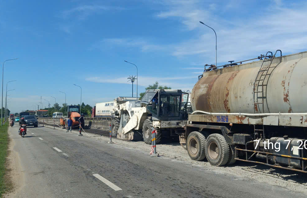 Quốc lộ 1 qua Quảng Ng&atilde;i gấp r&uacute;t sửa chữa, tranh thủ từng ng&agrave;y nắng- Ảnh 4.