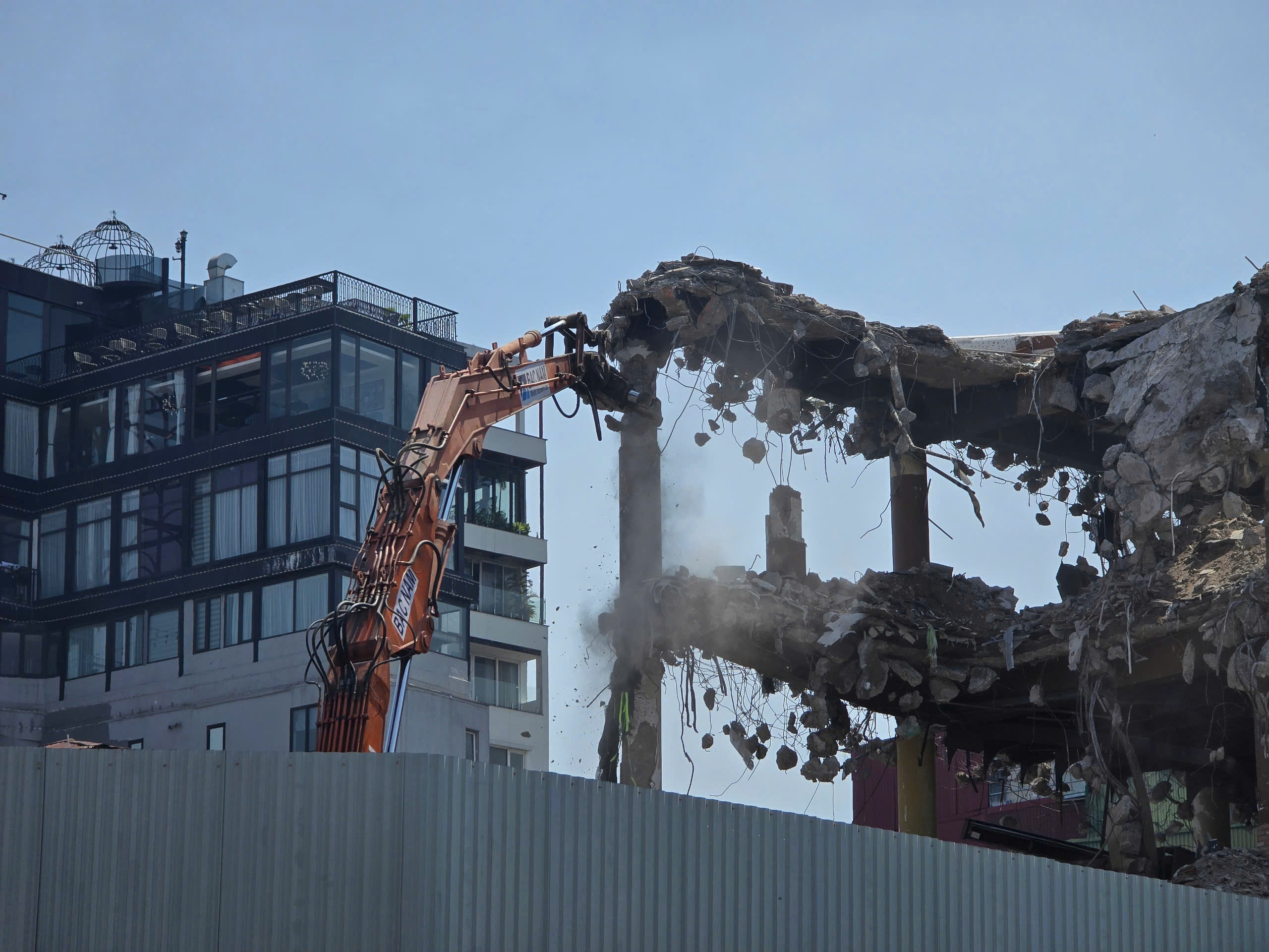 C&ocirc;ng nh&acirc;n đội nắng, gấp r&uacute;t ph&aacute; dỡ to&agrave; nh&agrave; "H&agrave;m c&aacute; mập"- Ảnh 3.