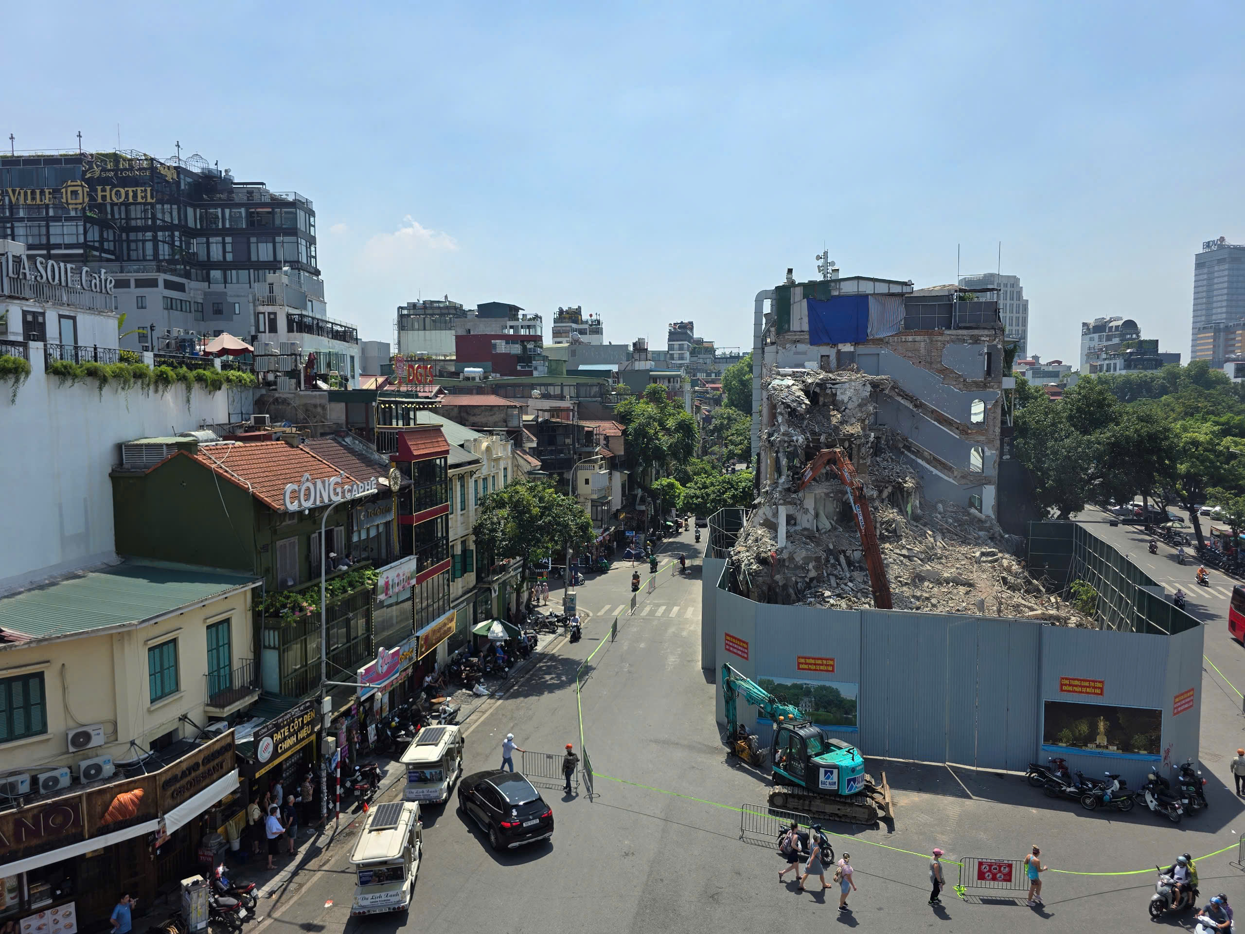 C&ocirc;ng nh&acirc;n đội nắng, gấp r&uacute;t ph&aacute; dỡ to&agrave; nh&agrave; "H&agrave;m c&aacute; mập"- Ảnh 1.