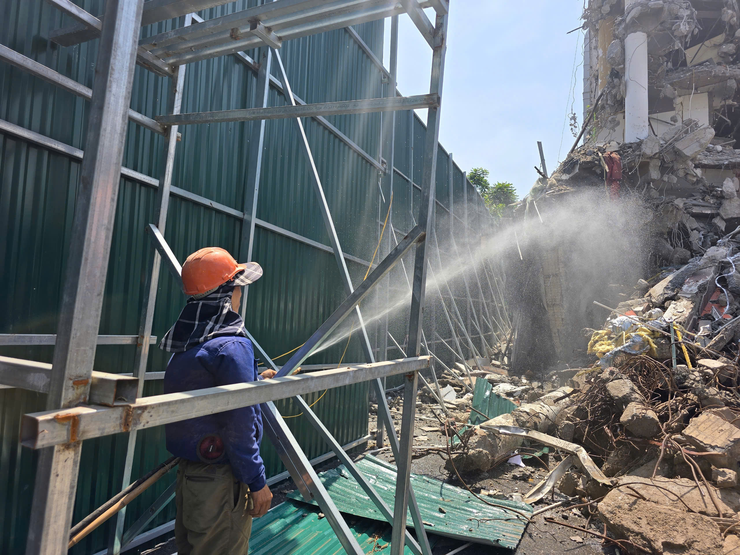 C&ocirc;ng nh&acirc;n đội nắng, gấp r&uacute;t ph&aacute; dỡ to&agrave; nh&agrave; "H&agrave;m c&aacute; mập"- Ảnh 4.