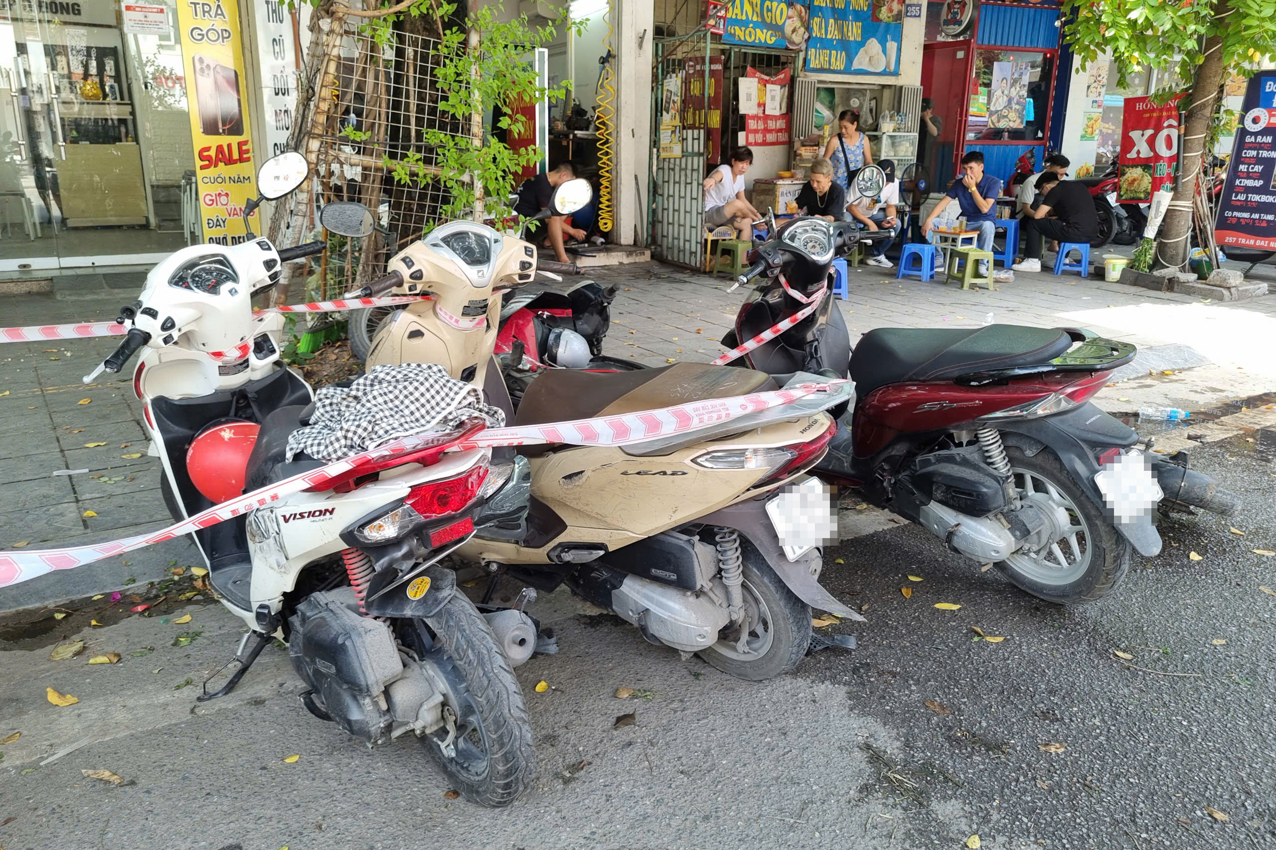 Nữ tài xế tông 11 xe máy, húc đổ cây: Một nạn nhân đã tử vong- Ảnh 2. Nữ tài xế tông 11 xe máy, húc đổ cây: Một nạn nhân đã tử vong- Ảnh 2.