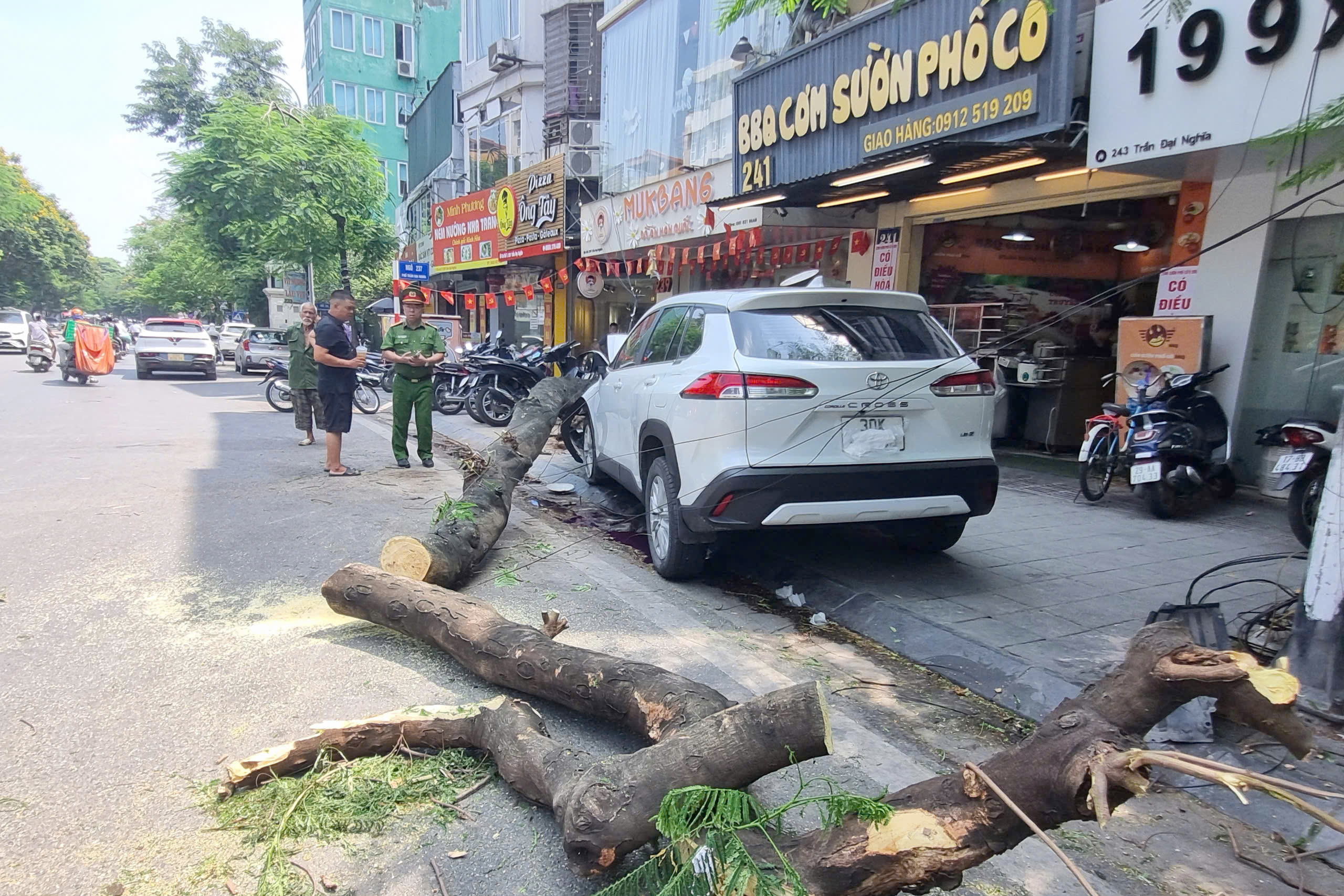 Nữ tài xế tông 11 xe máy, húc đổ cây: Một nạn nhân đã tử vong- Ảnh 3. Nữ tài xế tông 11 xe máy, húc đổ cây: Một nạn nhân đã tử vong- Ảnh 3.