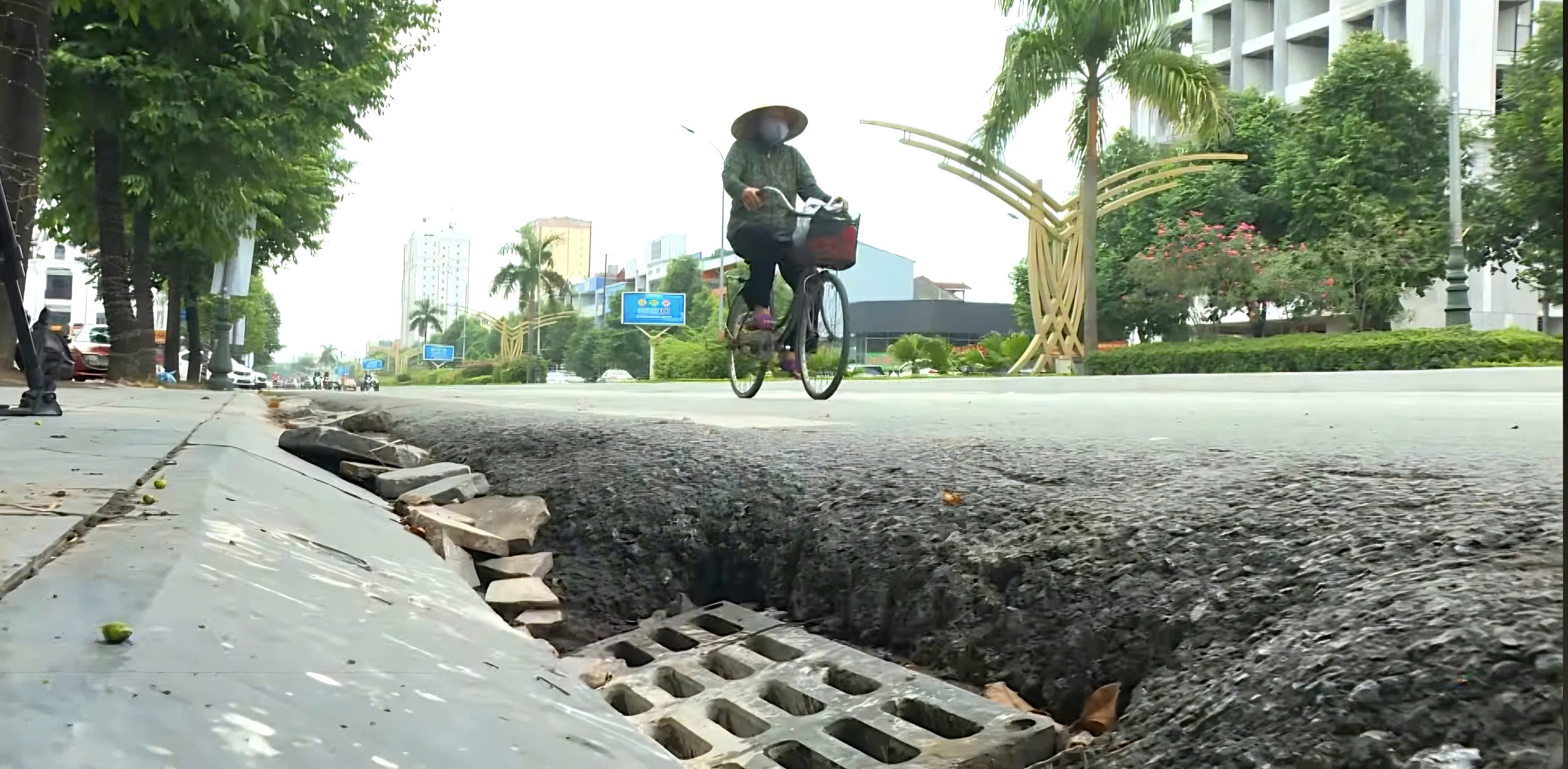 Nghệ An: H&agrave;ng trăm hố tho&aacute;t nước lọt thỏm b&ecirc;n đường "bẫy" người tham gia giao th&ocirc;ng- Ảnh 8.