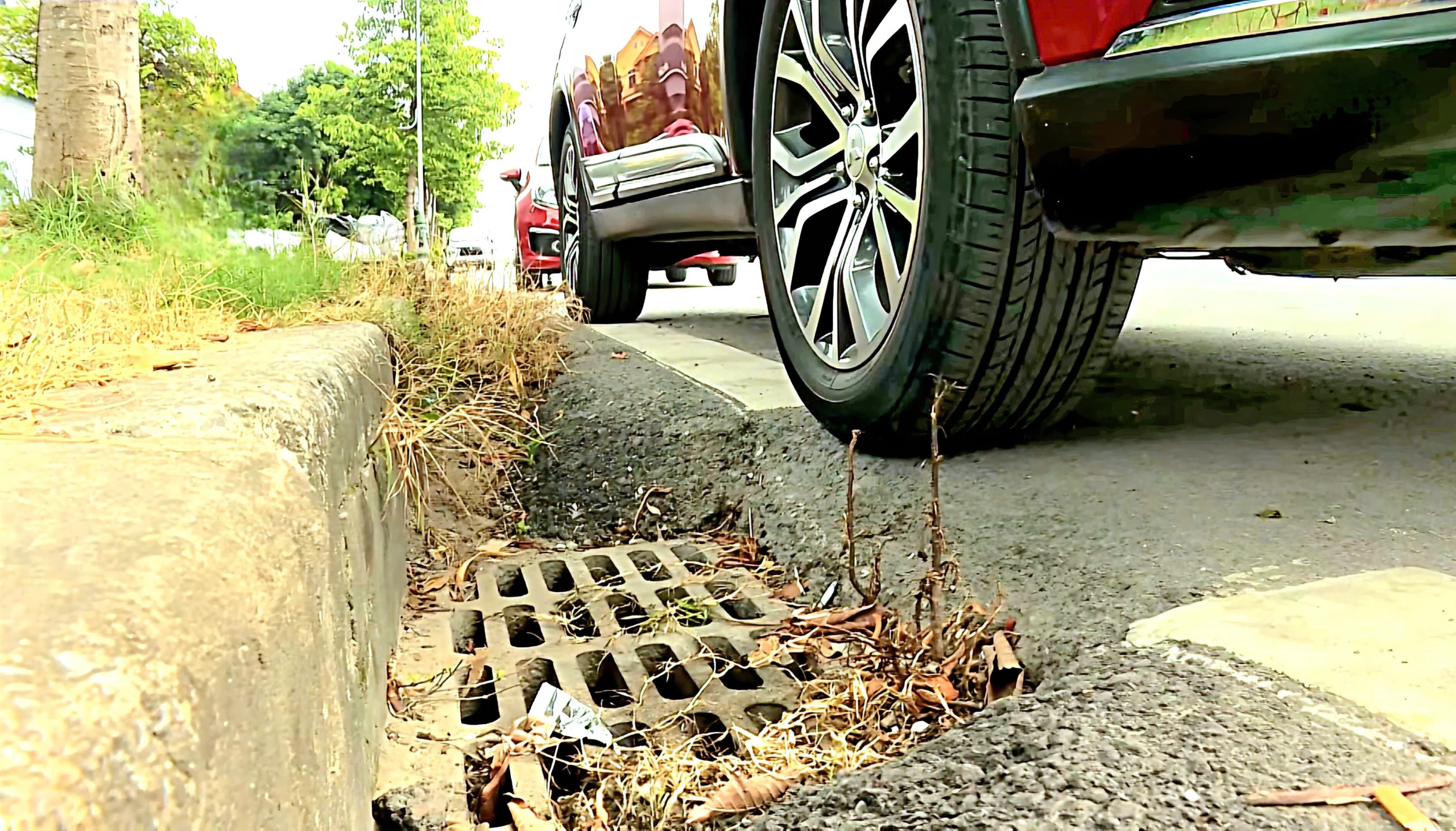 Nghệ An: H&agrave;ng trăm hố tho&aacute;t nước lọt thỏm b&ecirc;n đường "bẫy" người tham gia giao th&ocirc;ng- Ảnh 4.