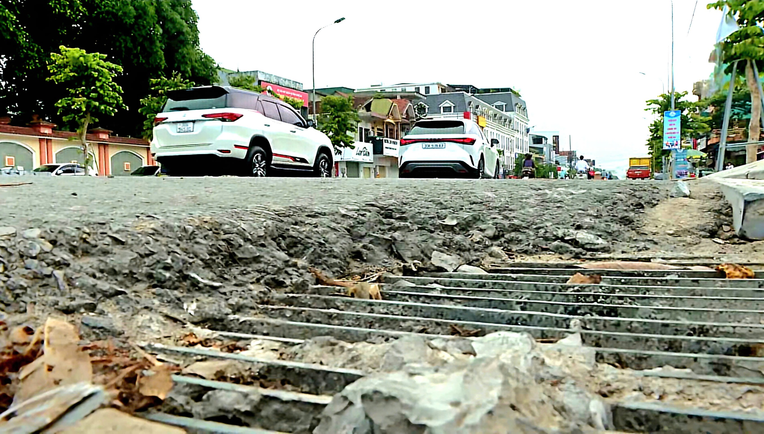 Nghệ An: H&agrave;ng trăm hố tho&aacute;t nước lọt thỏm b&ecirc;n đường "bẫy" người tham gia giao th&ocirc;ng- Ảnh 7.