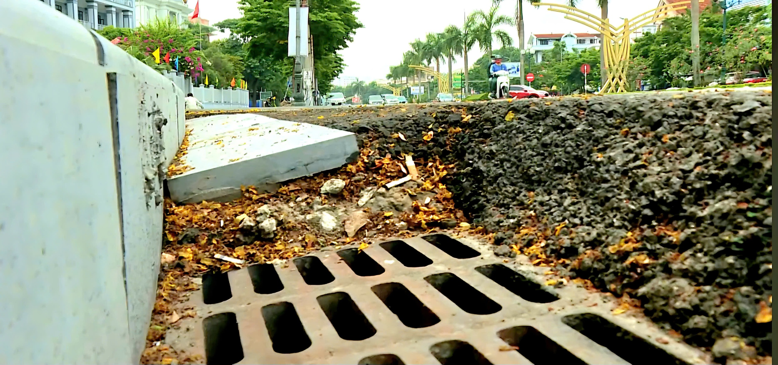 Nghệ An: H&agrave;ng trăm hố tho&aacute;t nước lọt thỏm b&ecirc;n đường "bẫy" người tham gia giao th&ocirc;ng- Ảnh 3.