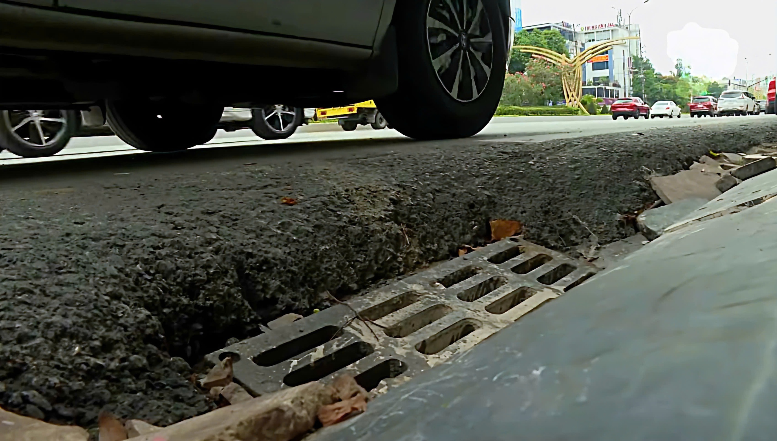 Nghệ An: H&agrave;ng trăm hố tho&aacute;t nước lọt thỏm b&ecirc;n đường "bẫy" người tham gia giao th&ocirc;ng- Ảnh 6.