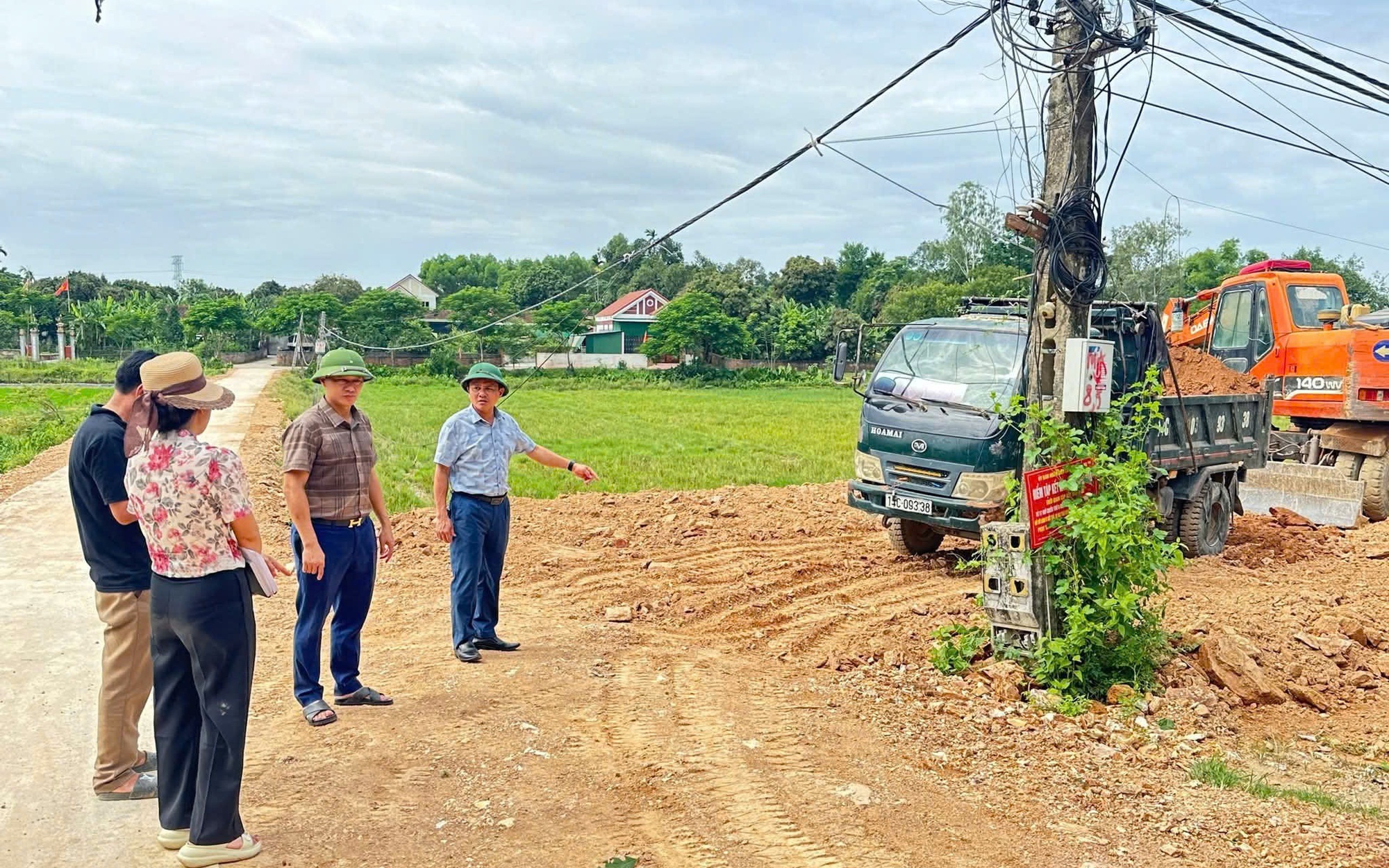 Hà Nội: Phát hiện mộ giả chiếm đất nghĩa trang ở phường Đại Mỗ, 2/3 mộ không có tro cốt- Ảnh 2. Nghệ An: Phát hiện và xử lý kịp thời hành vi đắp mộ giả, lấn chiếm đất nông nghiệp