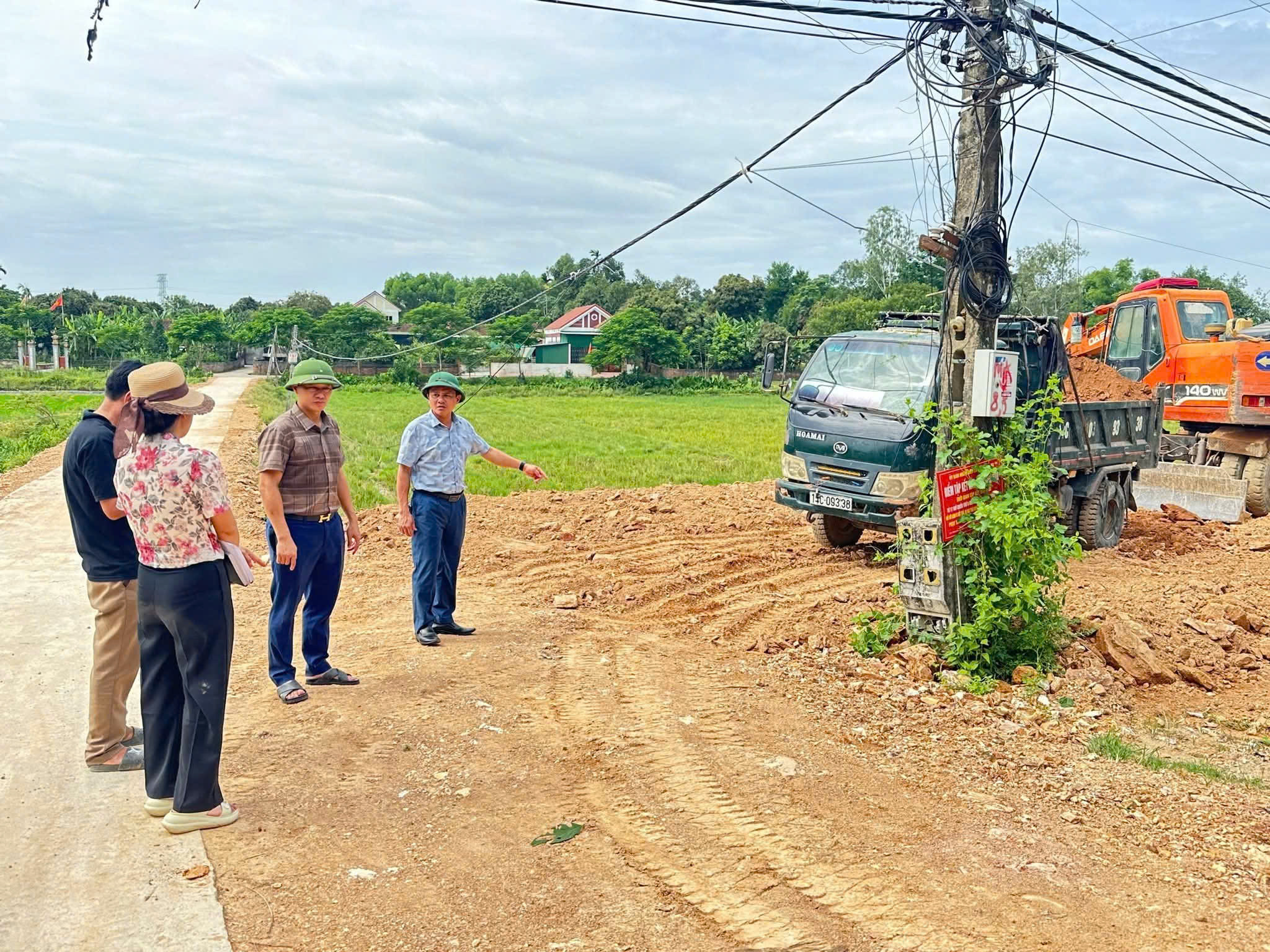 Nghệ An: Phát hiện và xử lý kịp thời hành vi đắp mộ giả, lấn chiếm đất nông nghiệp- Ảnh 1. Nghệ An: Phát hiện và xử lý kịp thời hành vi đắp mộ giả, lấn chiếm đất nông nghiệp- Ảnh 1.