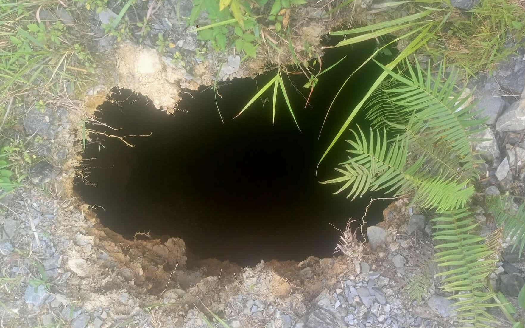 Th&aacute;i Nguy&ecirc;n: Hố sụt l&uacute;n bất ngờ xuất hiện gần đường d&acirc;n sinh- Ảnh 1.