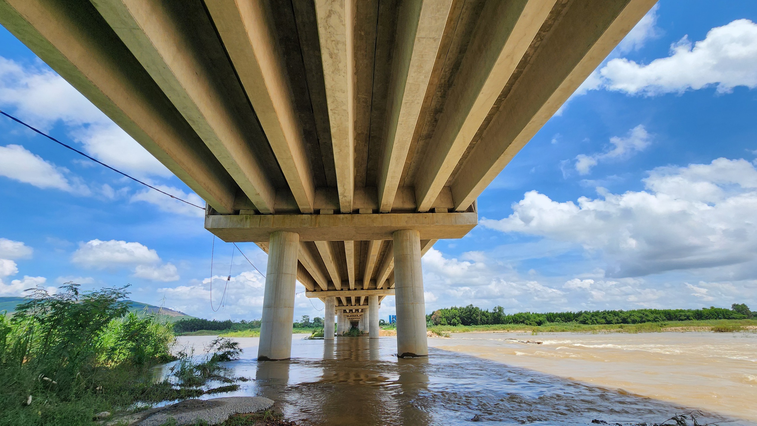 Ngắm cầu d&agrave;i nhất cao tốc Bắc - Nam qua Quảng Ng&atilde;i sắp về đ&iacute;ch- Ảnh 8.