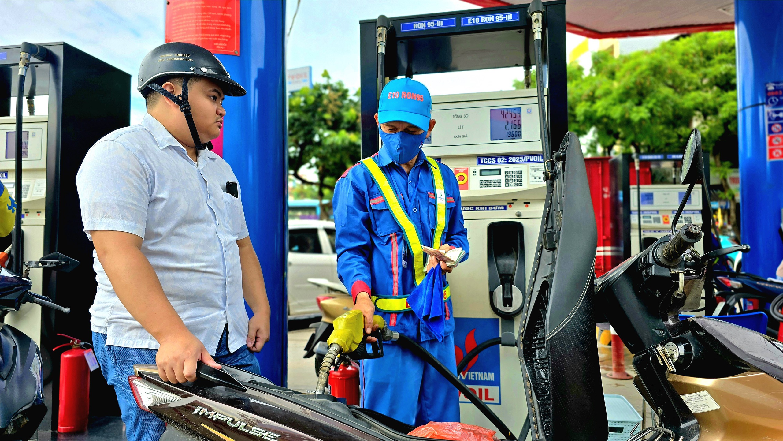 Kh&aacute;ch h&agrave;ng d&egrave; dặt trải nghiệm xăng E10 trong ng&agrave;y đầu th&iacute; điểm tại H&agrave; Nội- Ảnh 1.