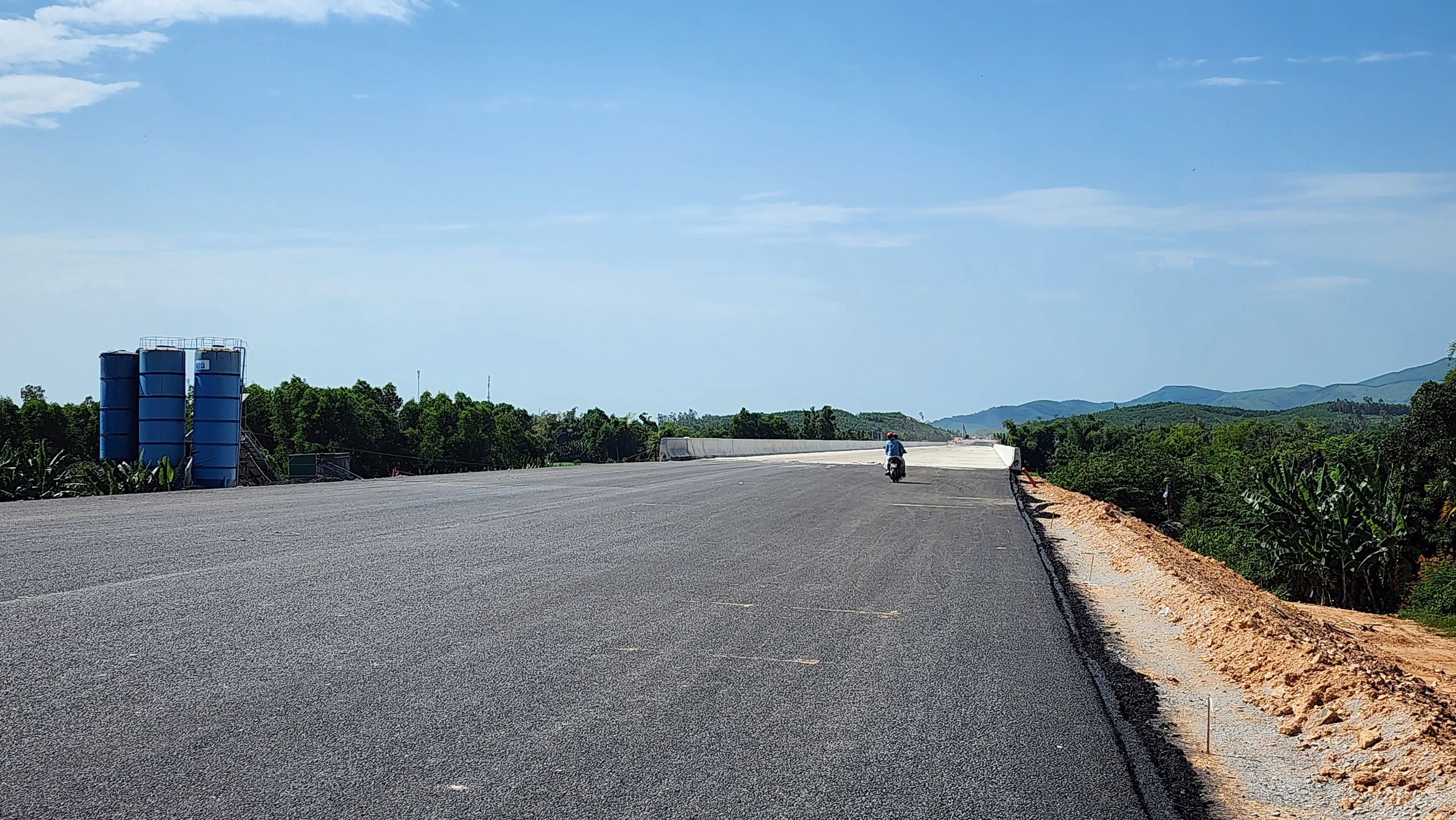 Ngắm cầu d&agrave;i nhất cao tốc Bắc - Nam qua Quảng Ng&atilde;i sắp về đ&iacute;ch- Ảnh 9.