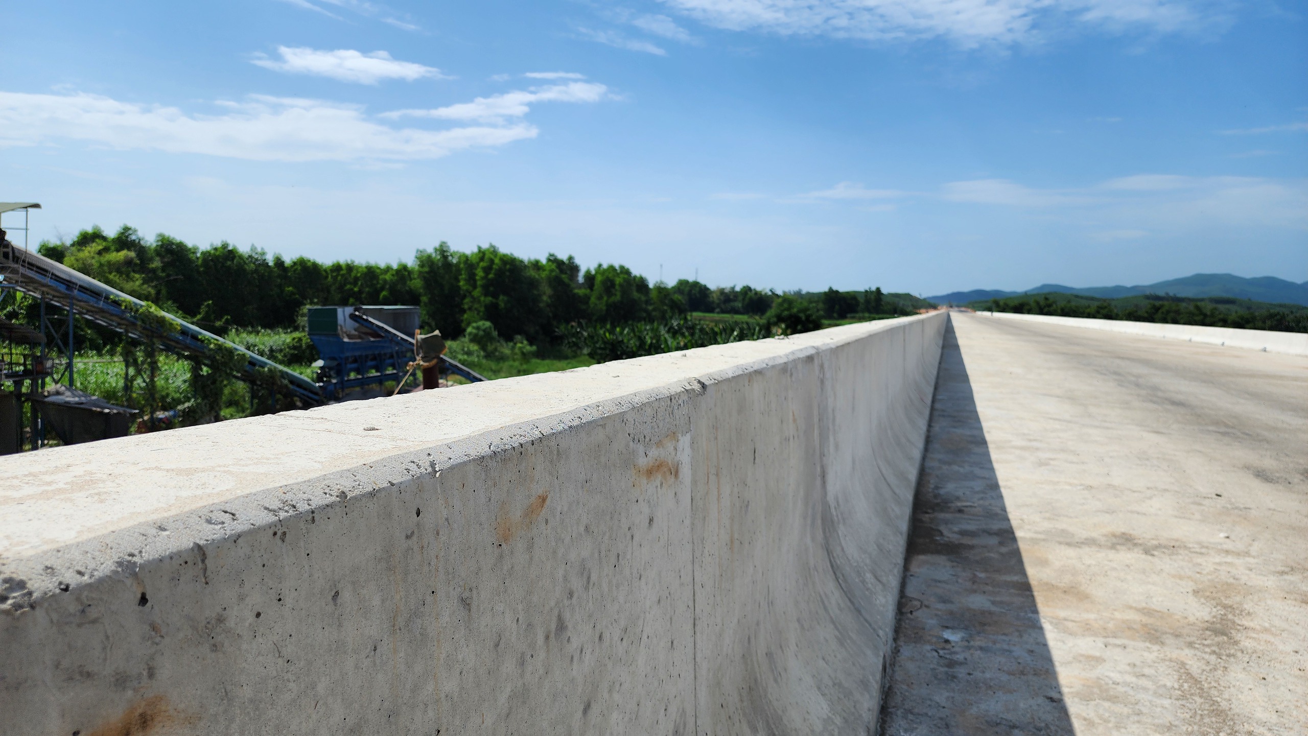 Ngắm cầu d&agrave;i nhất cao tốc Bắc - Nam qua Quảng Ng&atilde;i sắp về đ&iacute;ch- Ảnh 4.