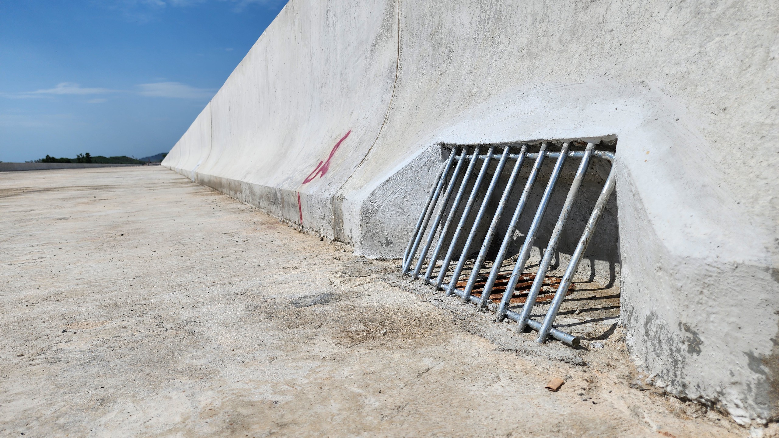 Ngắm cầu d&agrave;i nhất cao tốc Bắc - Nam qua Quảng Ng&atilde;i sắp về đ&iacute;ch- Ảnh 6.