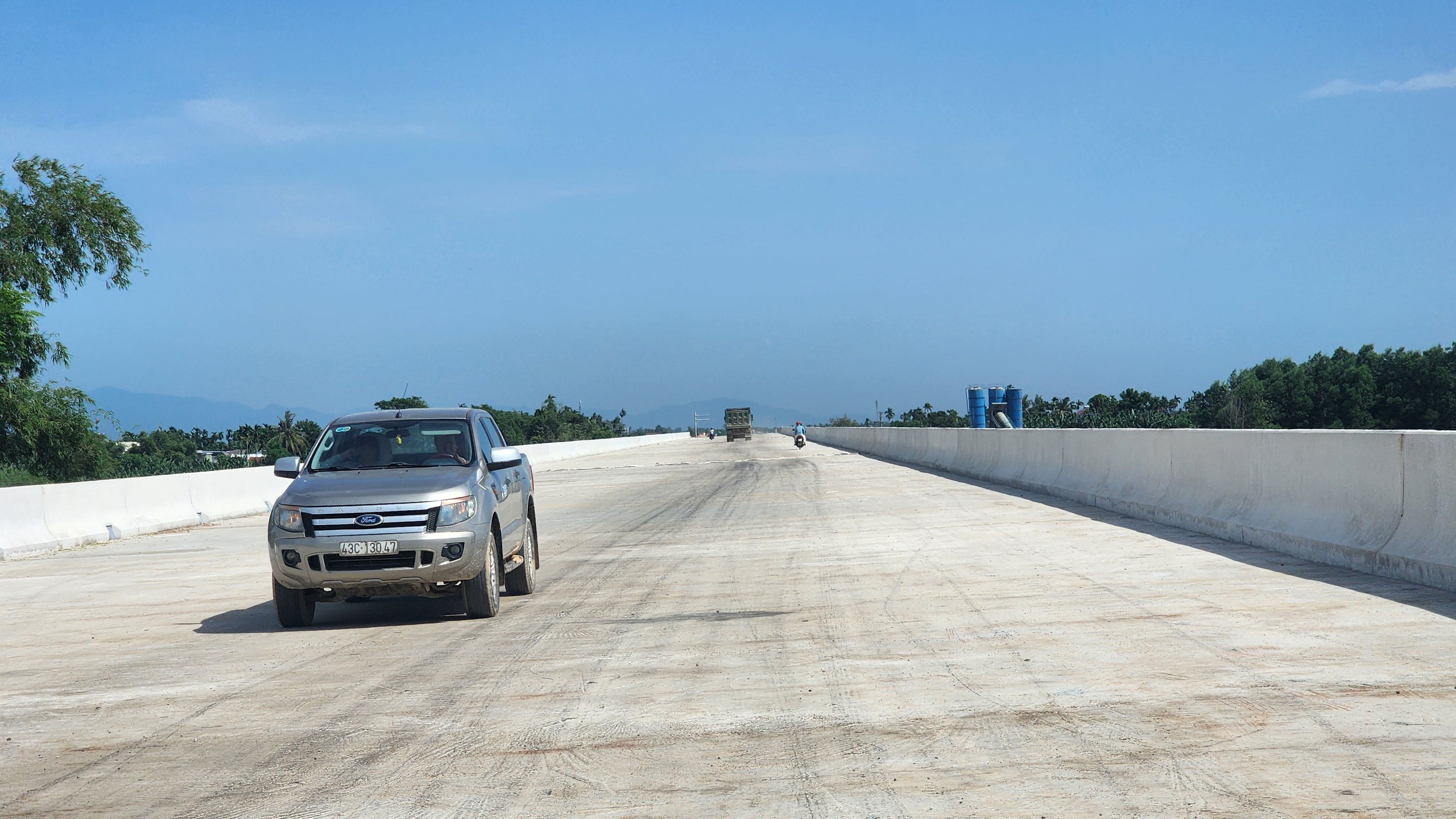 Ngắm cầu d&agrave;i nhất cao tốc Bắc - Nam qua Quảng Ng&atilde;i sắp về đ&iacute;ch- Ảnh 5.