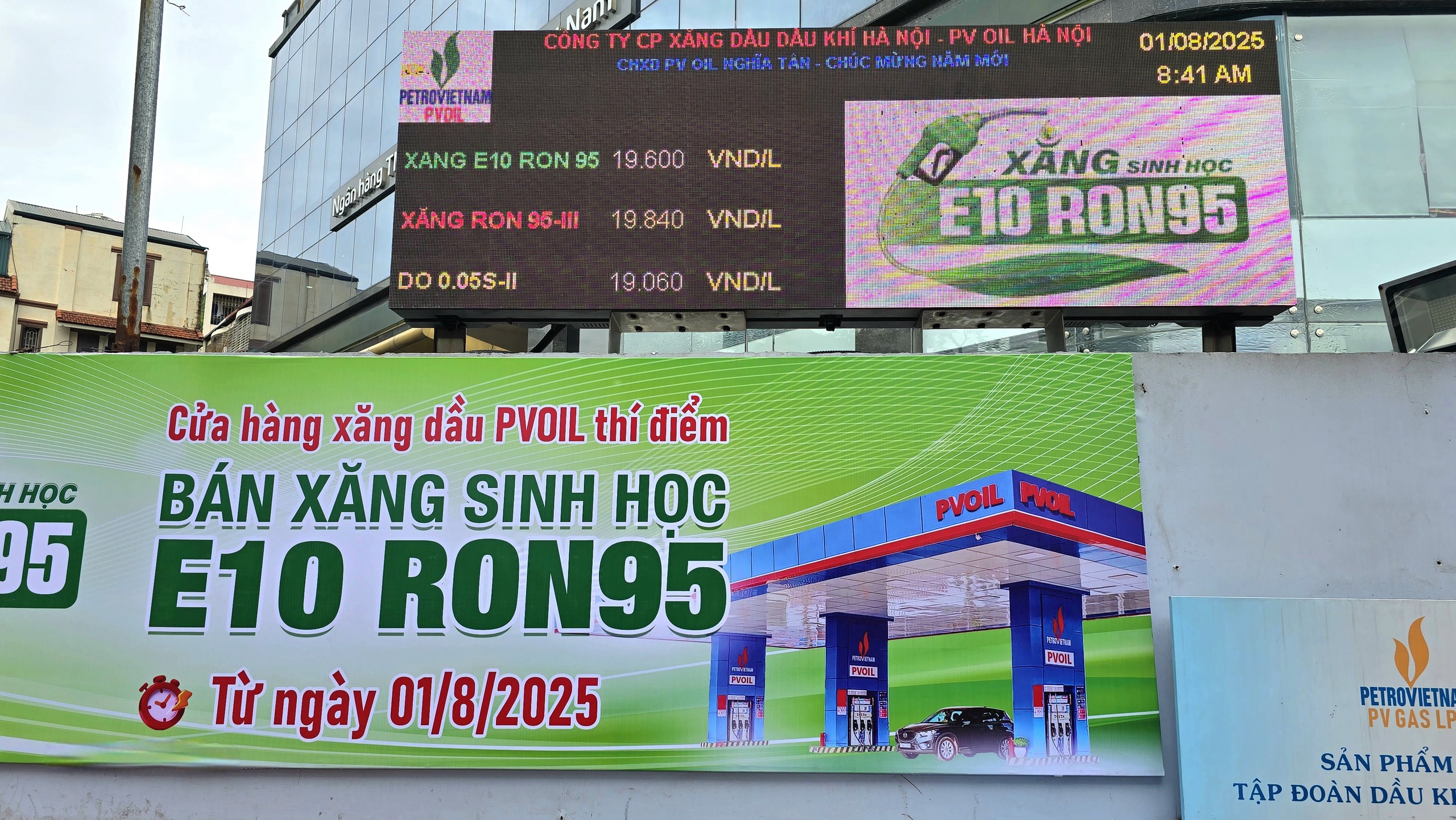 Kh&aacute;ch h&agrave;ng d&egrave; dặt trải nghiệm xăng E10 trong ng&agrave;y đầu th&iacute; điểm tại H&agrave; Nội- Ảnh 4.