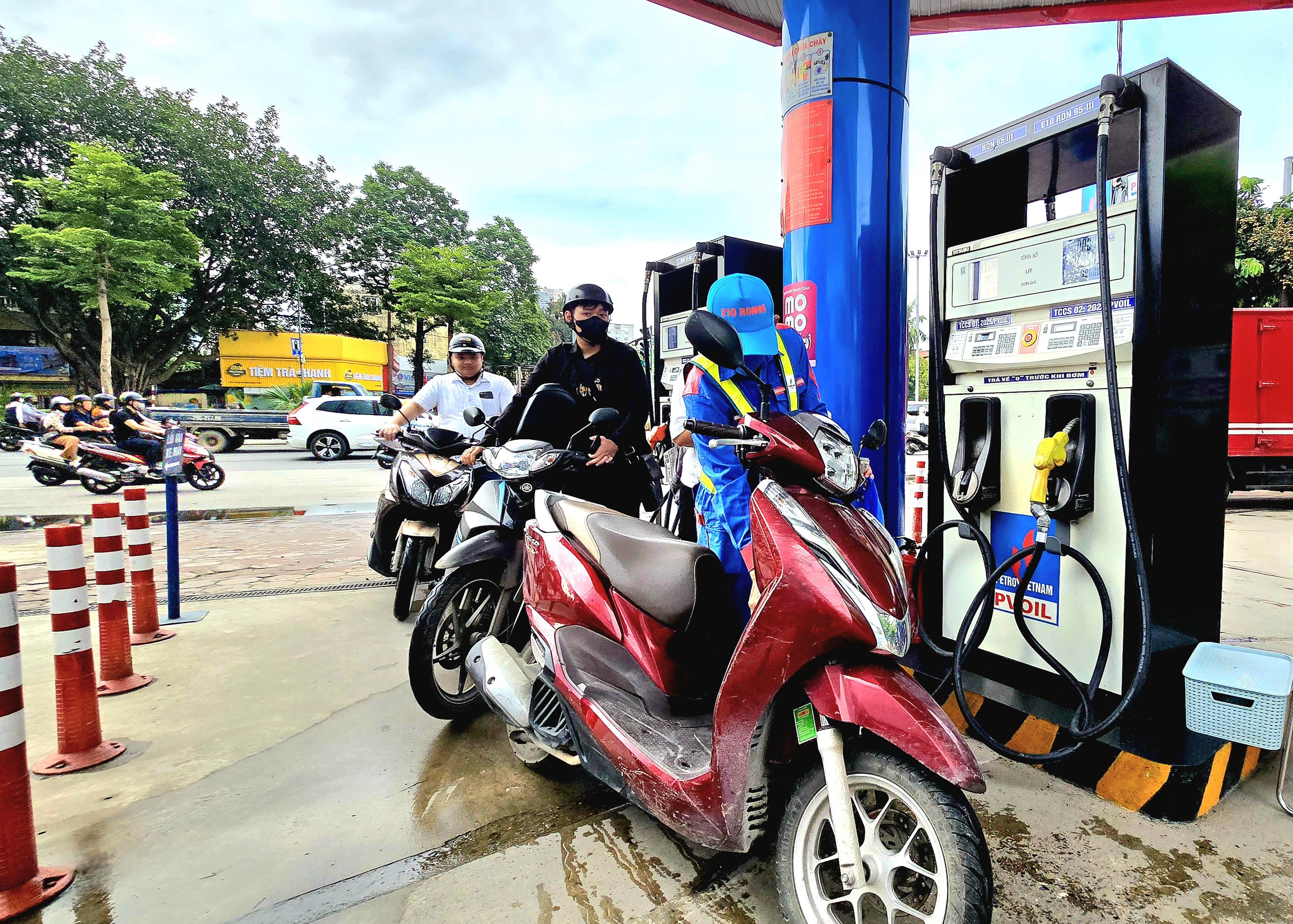 Kh&aacute;ch h&agrave;ng d&egrave; dặt trải nghiệm xăng E10 trong ng&agrave;y đầu th&iacute; điểm tại H&agrave; Nội- Ảnh 2.