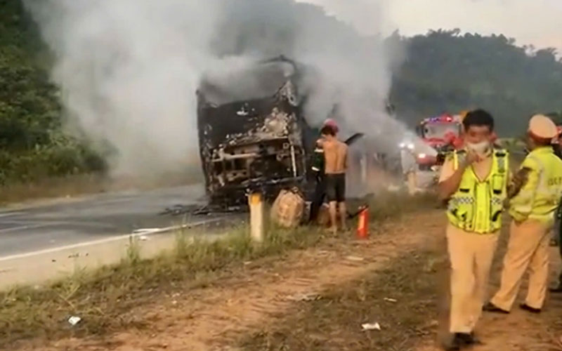 Chiếc xe kh&aacute;ch đ&atilde; ch&aacute;y trơ khung.