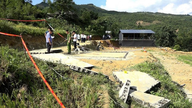 L&agrave;o Cai: Sập tường bể nước nu&ocirc;i c&aacute;, 2 người tử vong, 2 trẻ em nguy kịch- Ảnh 1.