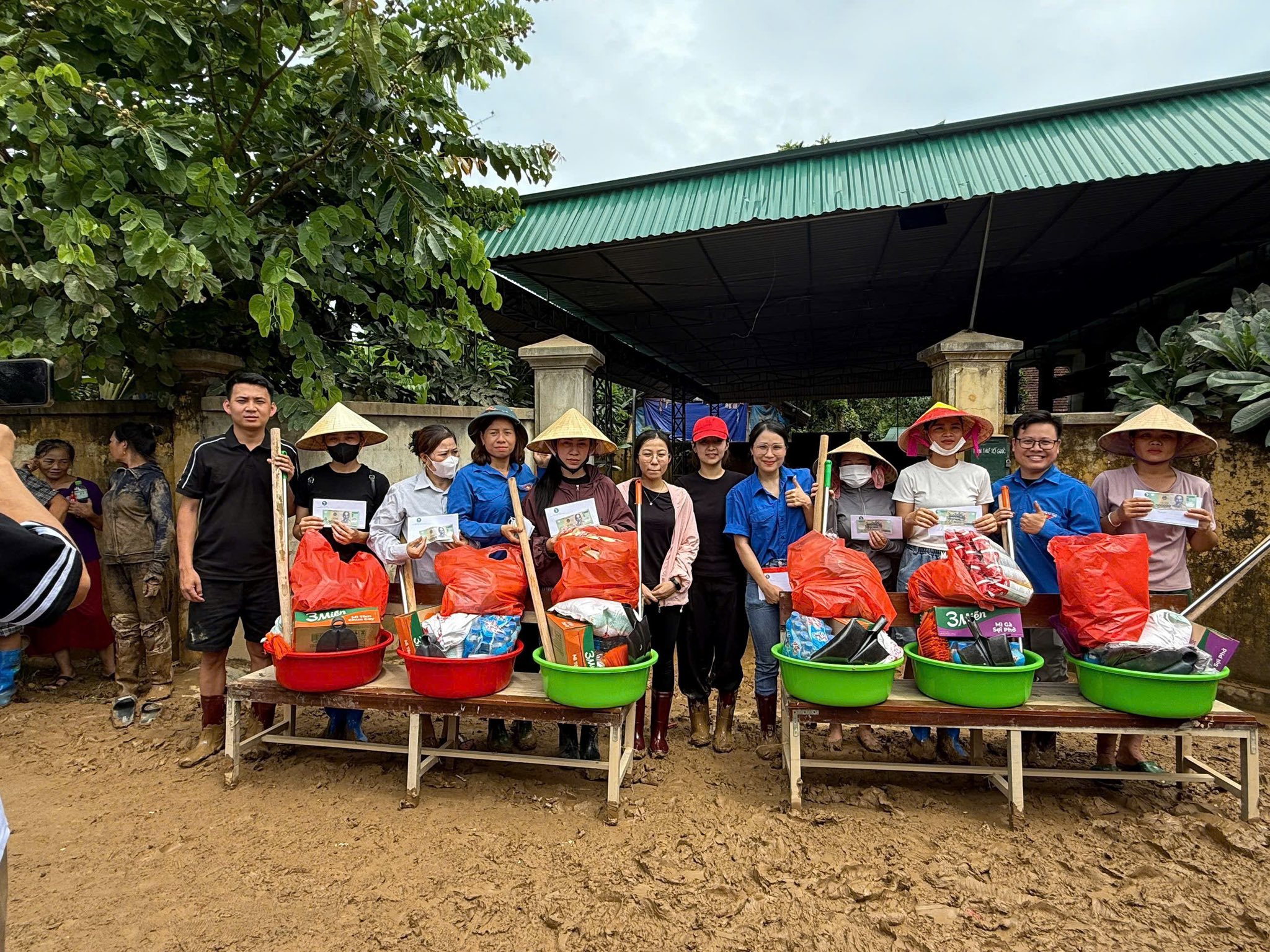 Cảm động thanh ni&ecirc;n t&igrave;nh nguyện gi&uacute;p người d&acirc;n Nghệ An khắc phục sau lũ- Ảnh 14.