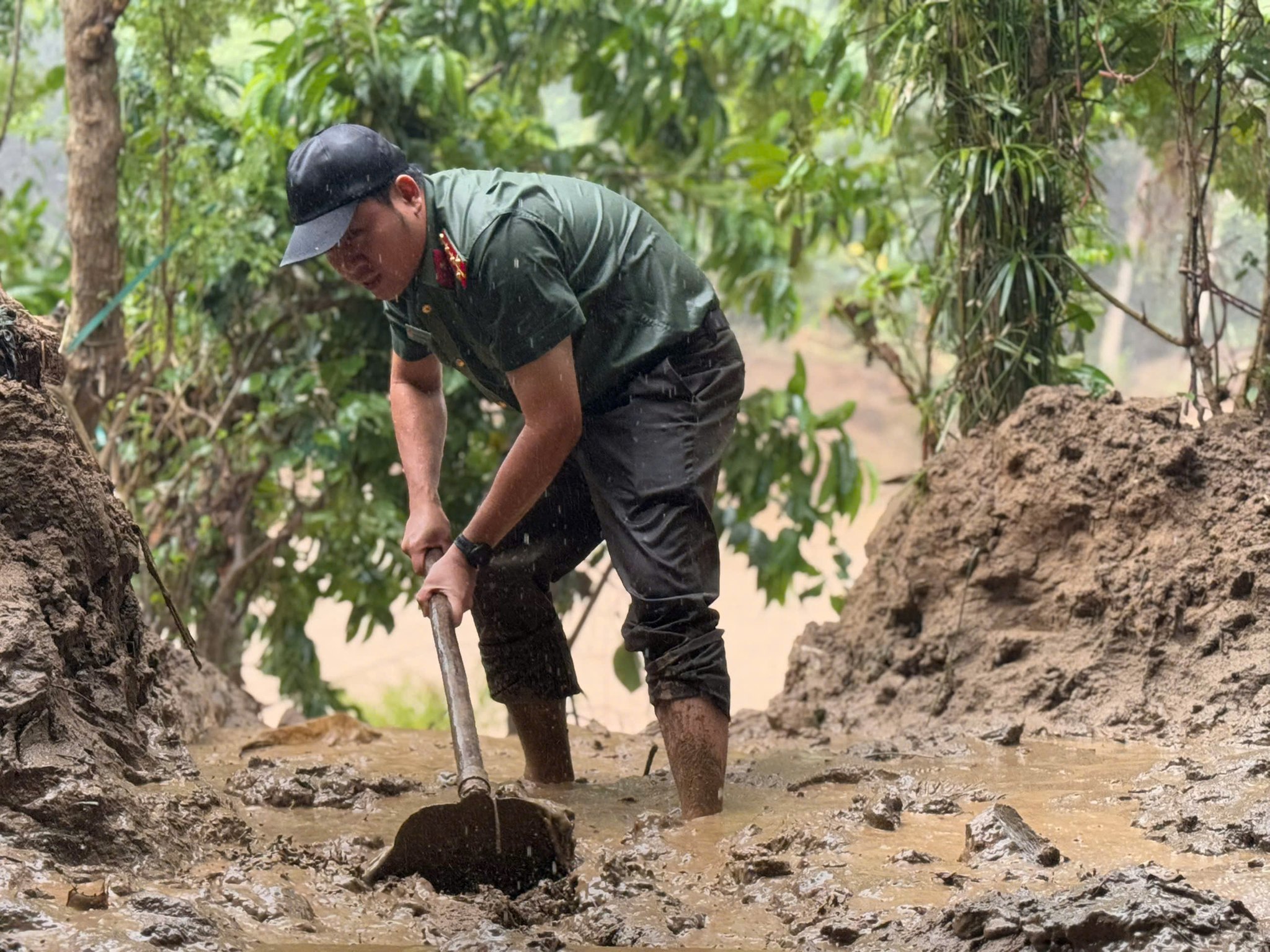 Cảm động thanh ni&ecirc;n t&igrave;nh nguyện gi&uacute;p người d&acirc;n Nghệ An khắc phục sau lũ- Ảnh 22.