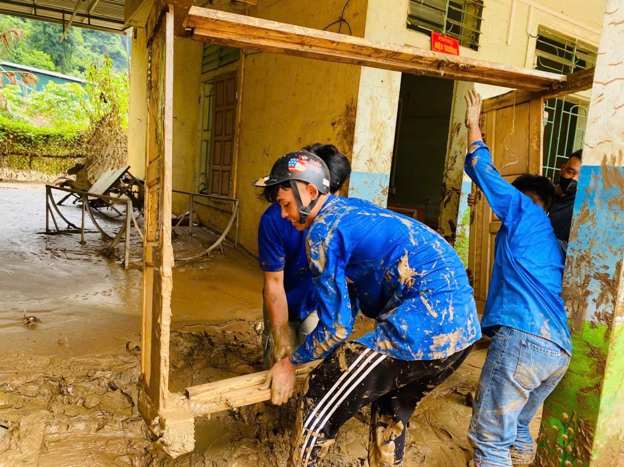 Cảm động thanh ni&ecirc;n t&igrave;nh nguyện gi&uacute;p người d&acirc;n Nghệ An khắc phục sau lũ- Ảnh 18.
