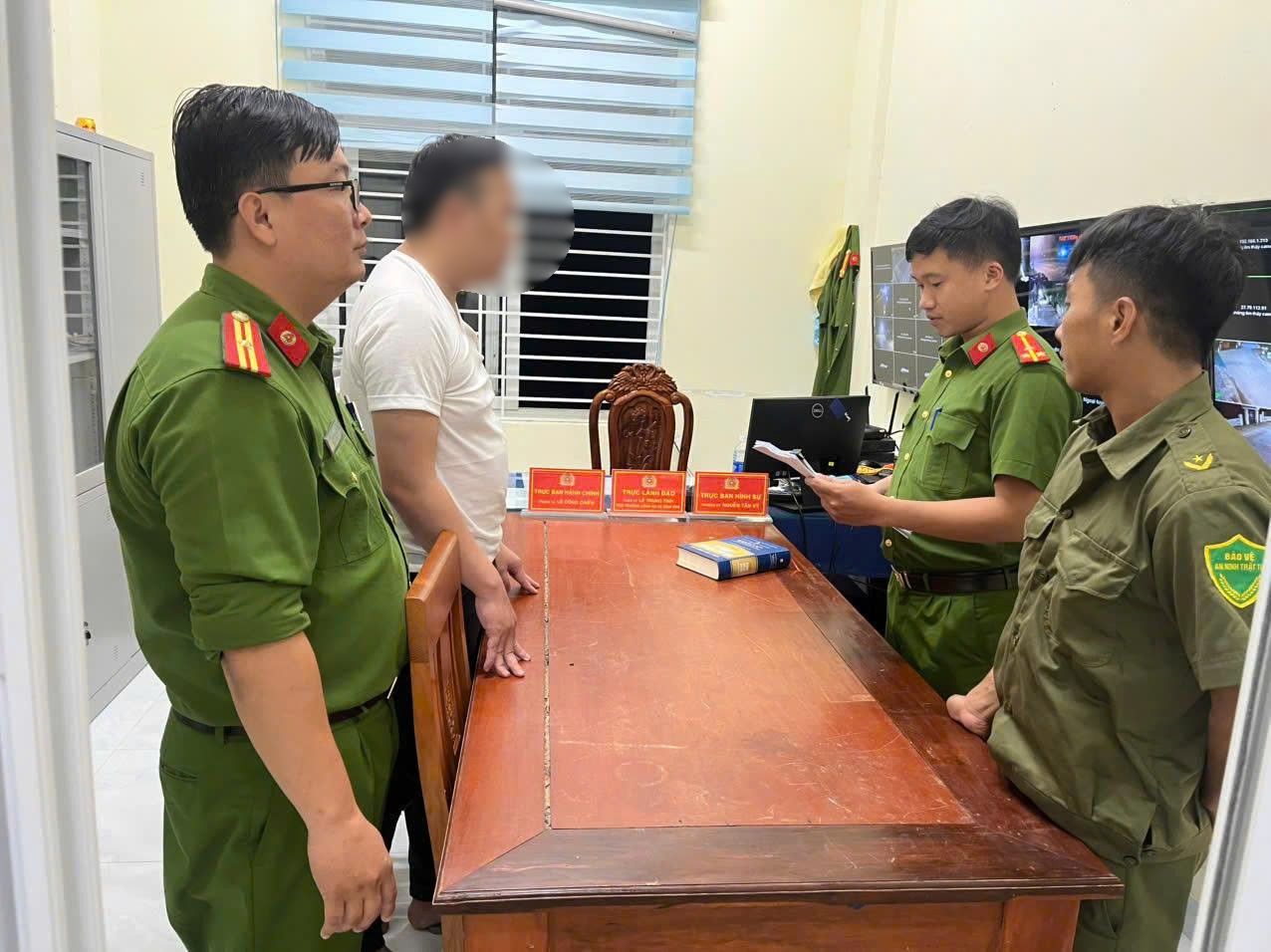 Bắt gi&aacute;m đốc lừa đảo chục tỷ đồng với chi&ecirc;u mua mực gi&aacute; cao rồi b&aacute;n lại&hellip; gi&aacute; thấp- Ảnh 1.