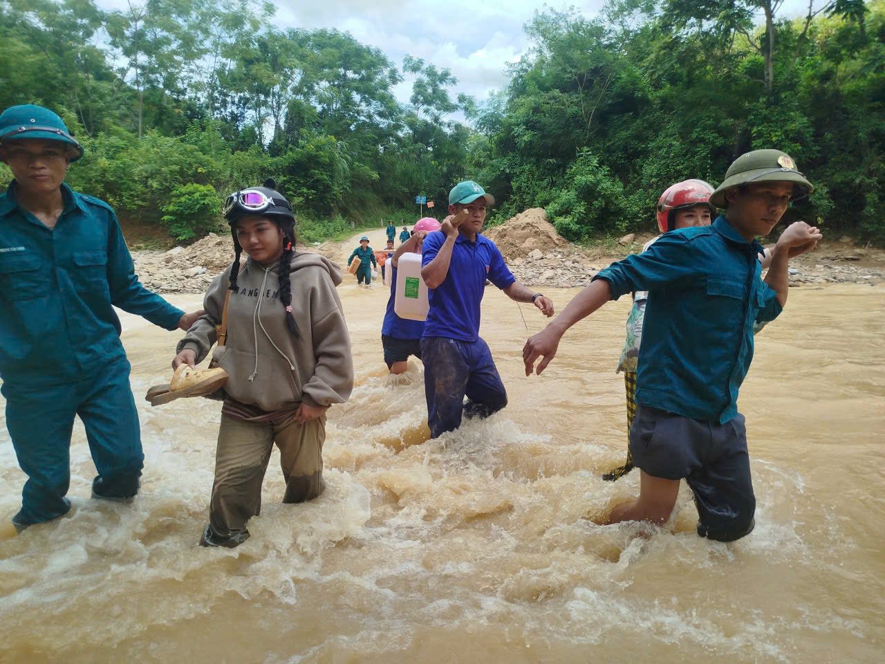Cảm động thanh ni&ecirc;n t&igrave;nh nguyện gi&uacute;p người d&acirc;n Nghệ An khắc phục sau lũ- Ảnh 19.