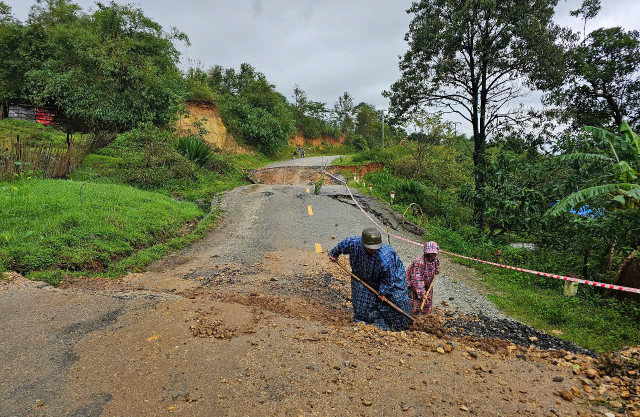 Quốc lộ 40B sạt lở nghiêm trọng, nhiều đoạn đứt gãy, sụt lún sâu cả mét- Ảnh 14. Quốc lộ 40B sạt lở nghiêm trọng, nhiều đoạn đứt gãy, sụt lún sâu cả mét- Ảnh 14.