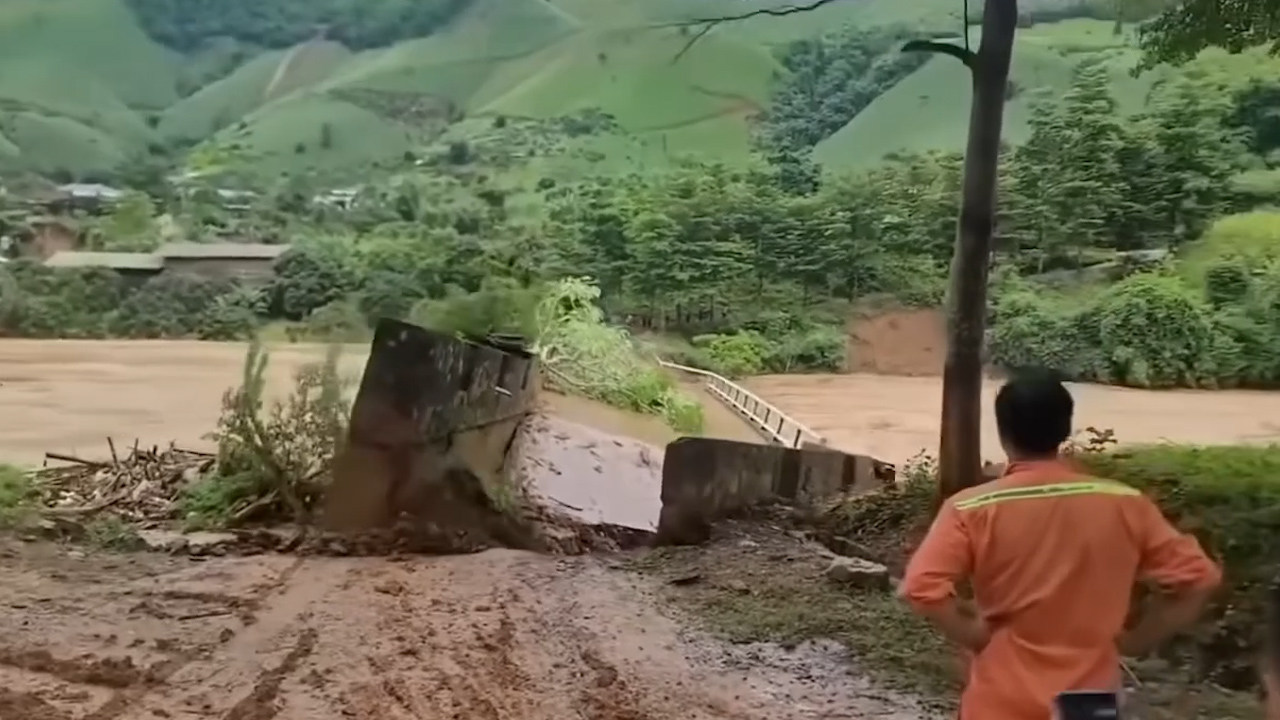 Sơn La: Lũ cuốn tr&ocirc;i cầu dẫn v&agrave;o Nh&agrave; m&aacute;y Thủy điện Nậm C&ocirc;ng 3A- Ảnh 1.