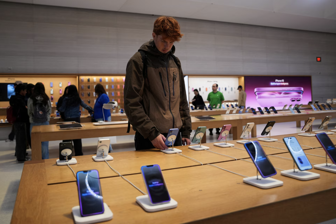Apple dự b&aacute;o doanh thu vượt xa kỳ vọng của Phố Wall- Ảnh 1.