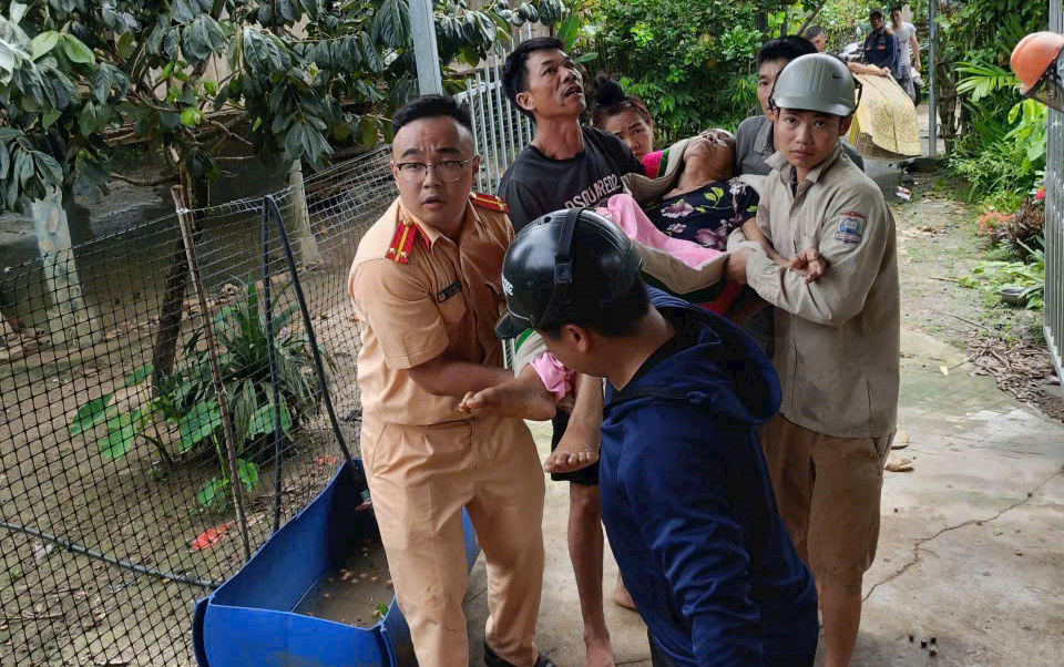 C&ocirc;ng an Sơn La dầm m&igrave;nh, băng d&ograve;ng nước xiết cứu người- Ảnh 10.