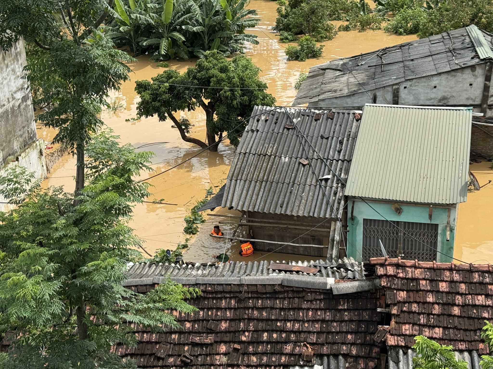 C&ocirc;ng an Sơn La dầm m&igrave;nh, băng d&ograve;ng nước xiết cứu người- Ảnh 1.