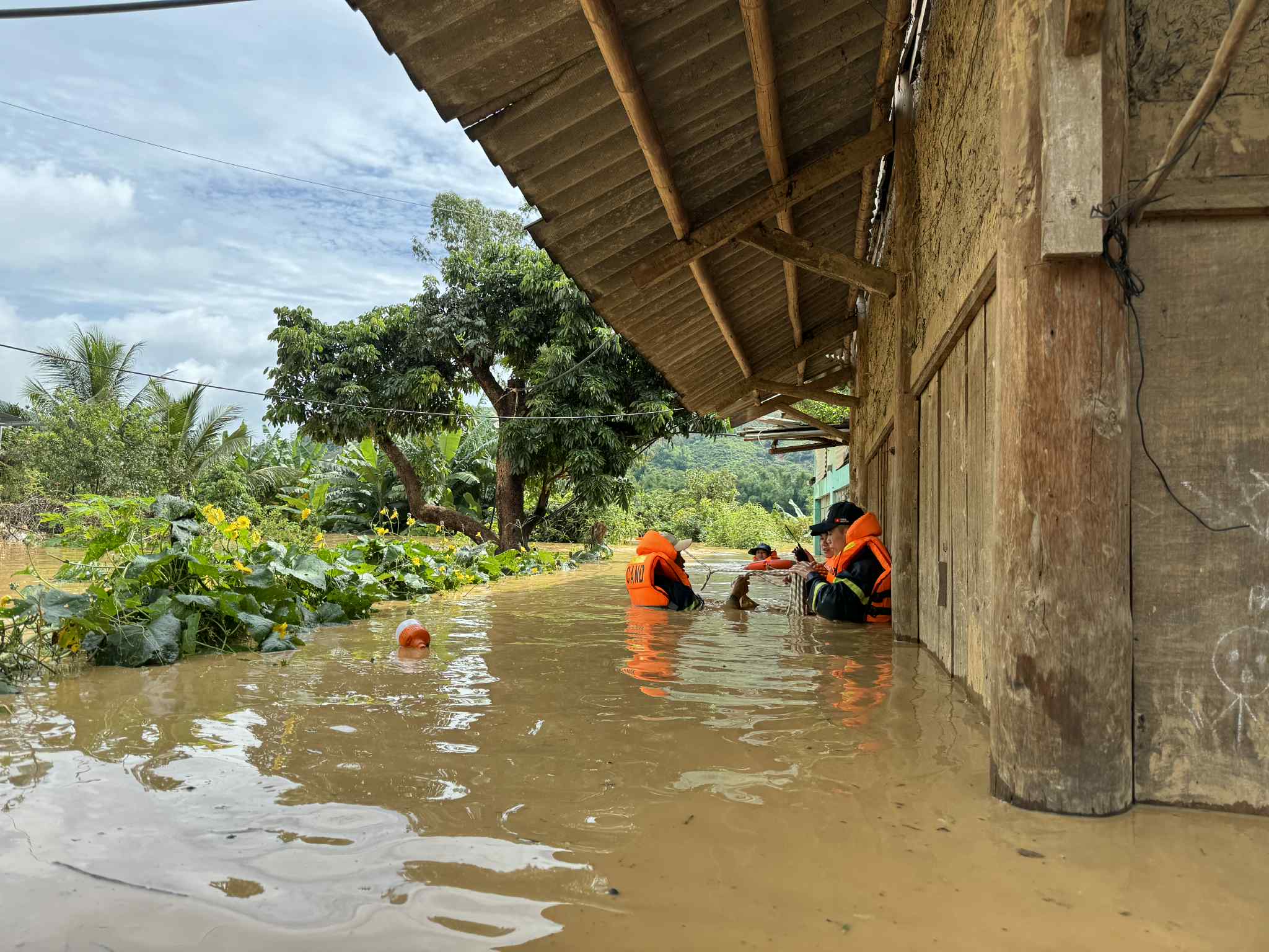 C&ocirc;ng an Sơn La dầm m&igrave;nh, băng d&ograve;ng nước xiết cứu người- Ảnh 2.