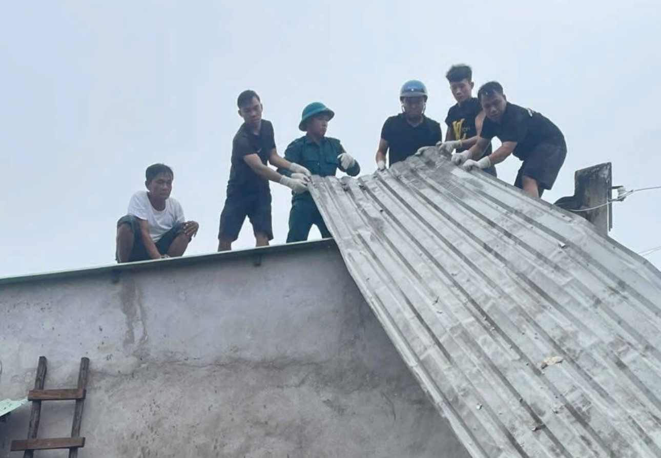 TP.HCM: Hỗ trợ kịp thời 5 hộ d&acirc;n bị d&ocirc;ng lốc tốc m&aacute;i nh&agrave;, hư hỏng t&agrave;i sản ở Ph&uacute; Mỹ- Ảnh 1.