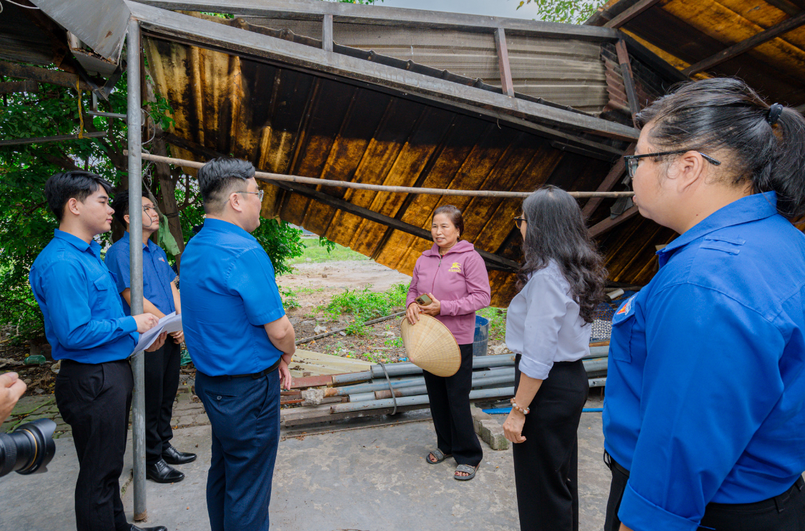 TP.HCM: Hỗ trợ kịp thời 5 hộ d&acirc;n bị d&ocirc;ng lốc tốc m&aacute;i nh&agrave;, hư hỏng t&agrave;i sản ở Ph&uacute; Mỹ- Ảnh 3.