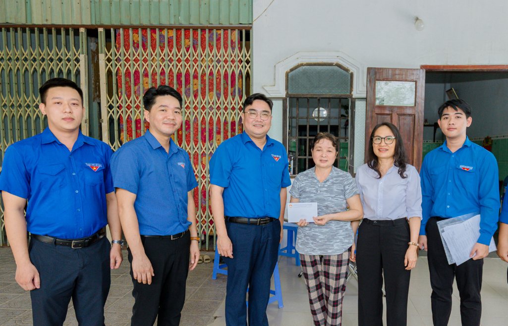 TP.HCM: Hỗ trợ kịp thời 5 hộ d&acirc;n bị d&ocirc;ng lốc tốc m&aacute;i nh&agrave;, hư hỏng t&agrave;i sản ở Ph&uacute; Mỹ- Ảnh 2.