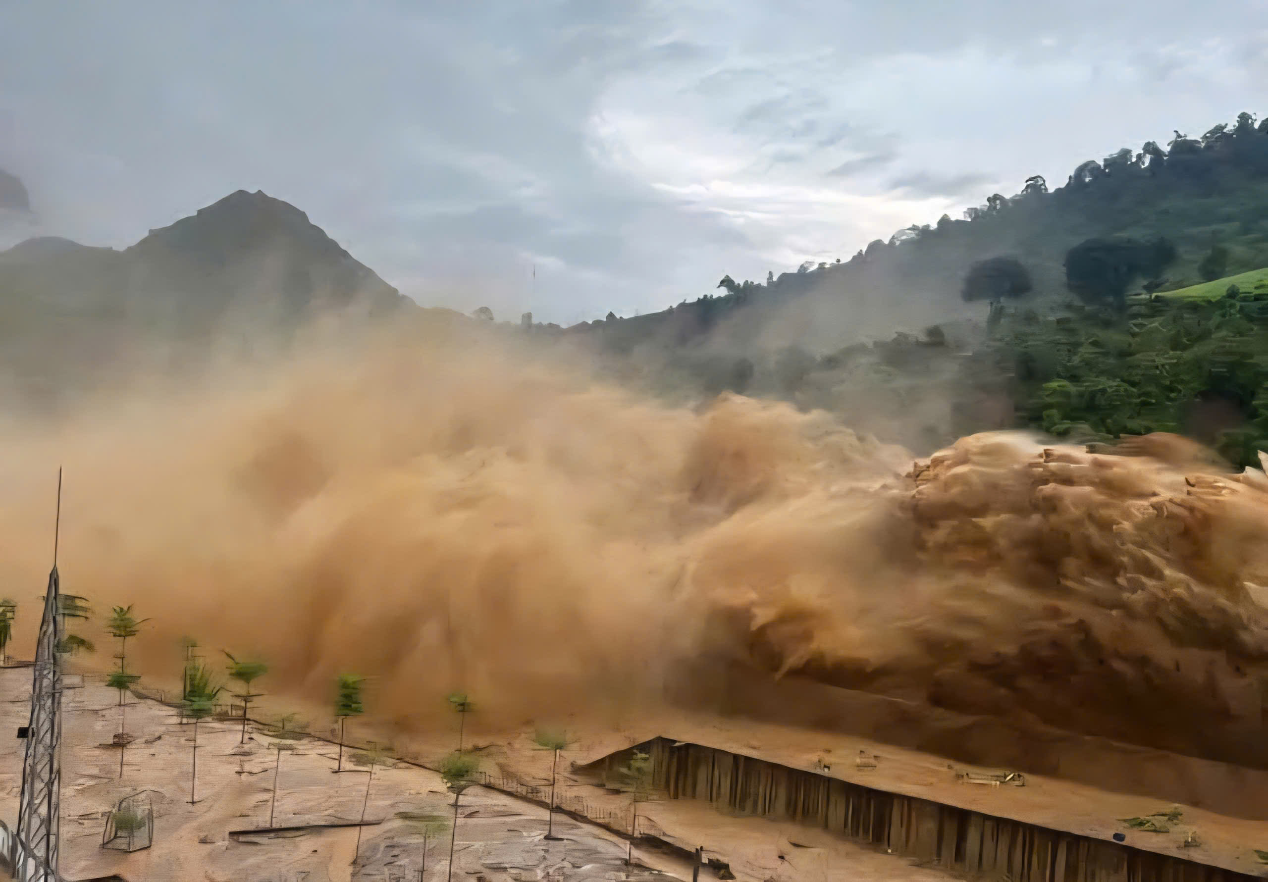 To&agrave;n cảnh trận lũ lớn ở Điện Bi&ecirc;n khiến 12 người chết v&agrave; mất t&iacute;ch- Ảnh 3.