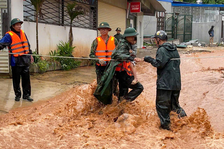 Mưa lũ tại Điện Bi&ecirc;n: Tập trung t&igrave;m kiếm người mất t&iacute;ch, khắc phục c&aacute;c tuyến đường sạt lở- Ảnh 1.