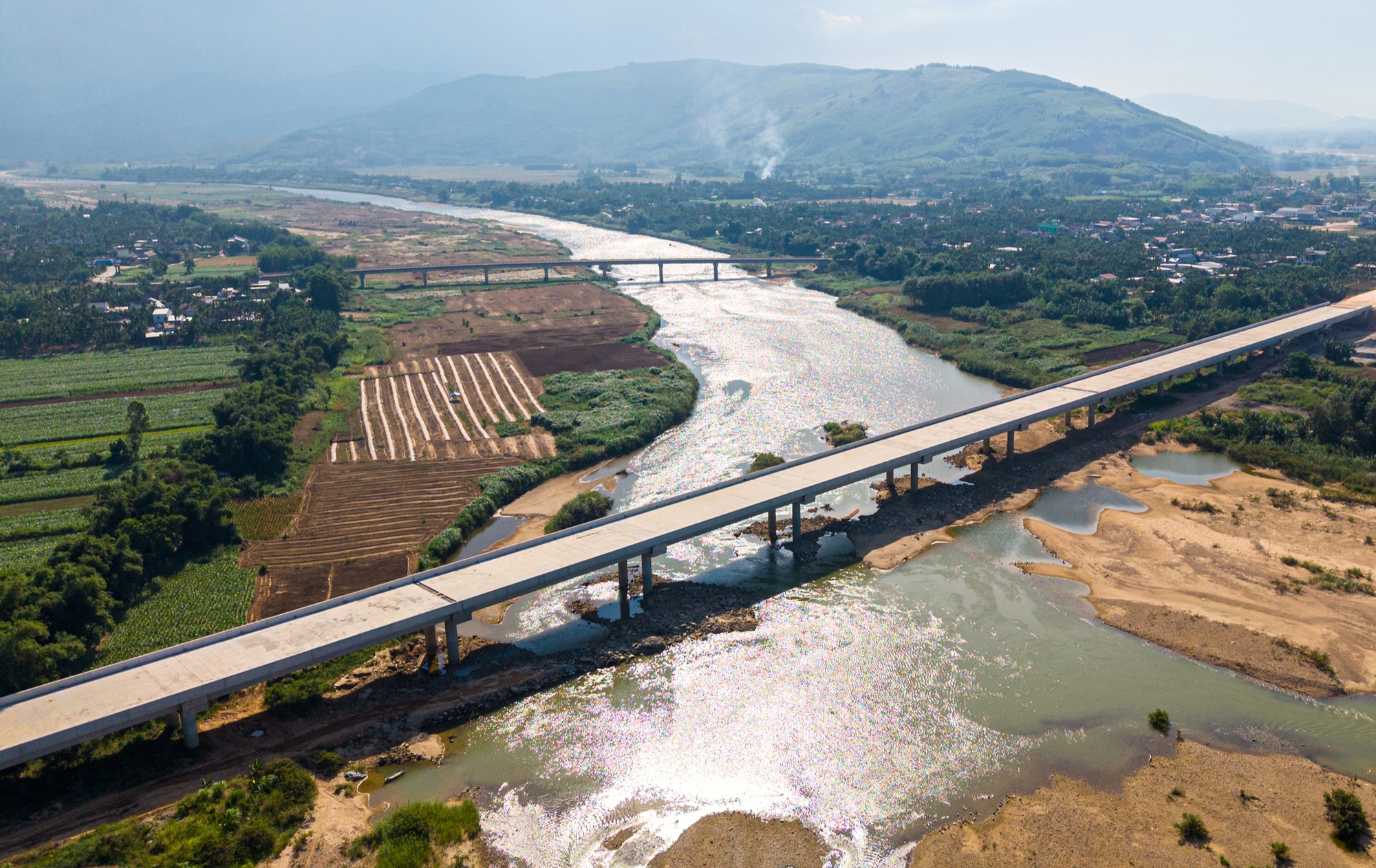 Ngắm cầu d&agrave;i nhất cao tốc Bắc - Nam qua Quảng Ng&atilde;i sắp về đ&iacute;ch- Ảnh 3.