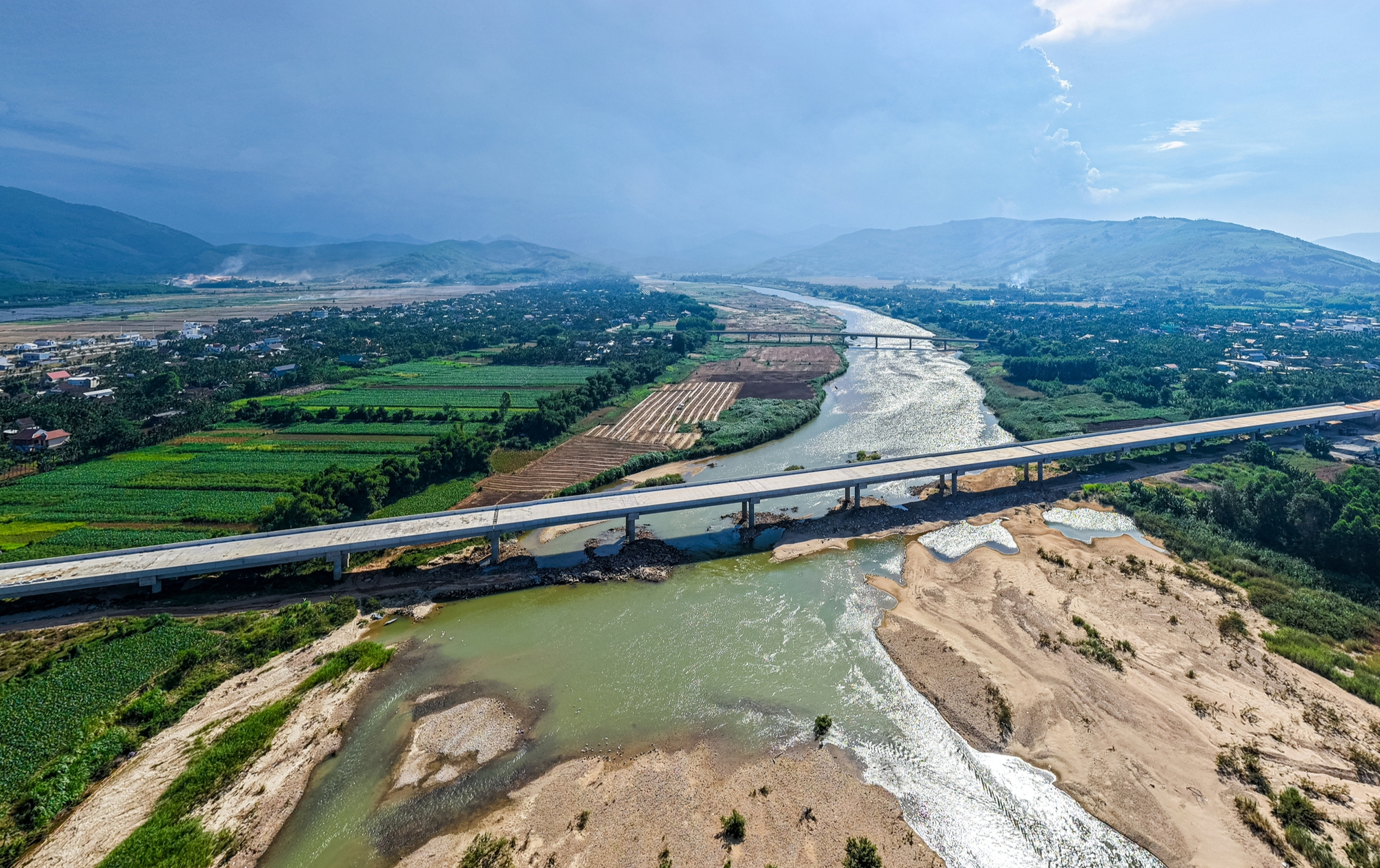 Ngắm cầu d&agrave;i nhất cao tốc Bắc - Nam qua Quảng Ng&atilde;i sắp về đ&iacute;ch- Ảnh 10.