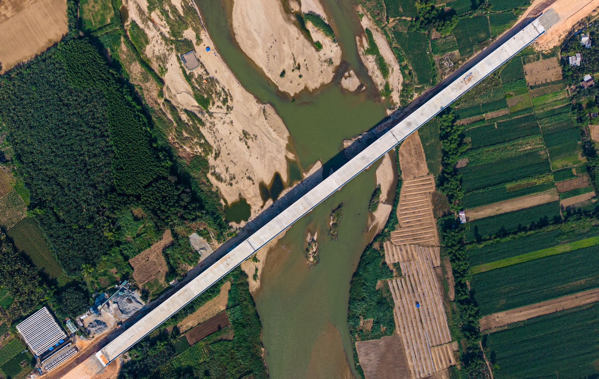 Ngắm cầu d&agrave;i nhất cao tốc Bắc - Nam qua Quảng Ng&atilde;i sắp về đ&iacute;ch- Ảnh 7.