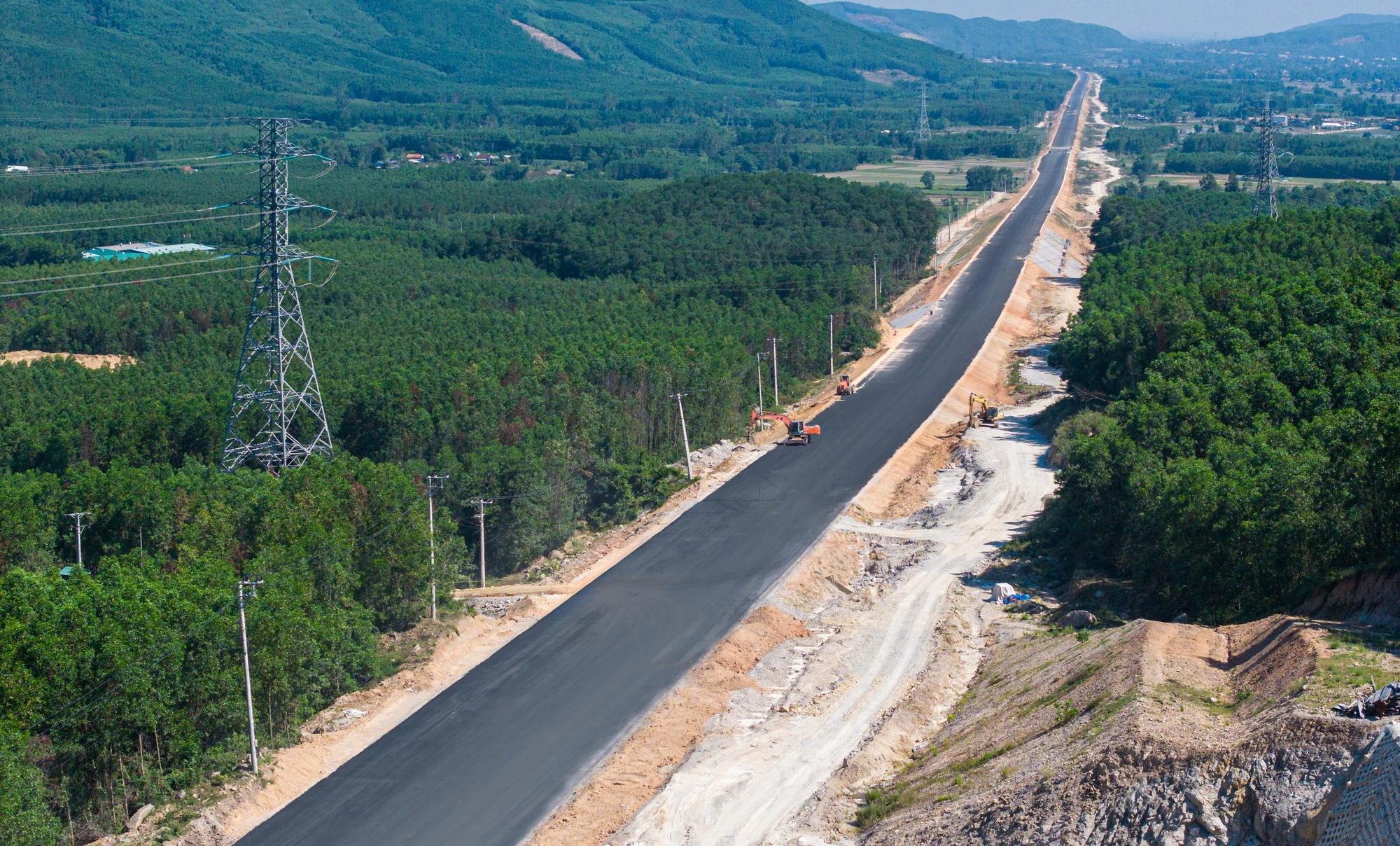 Ngắm cầu d&agrave;i nhất cao tốc Bắc - Nam qua Quảng Ng&atilde;i sắp về đ&iacute;ch- Ảnh 12.