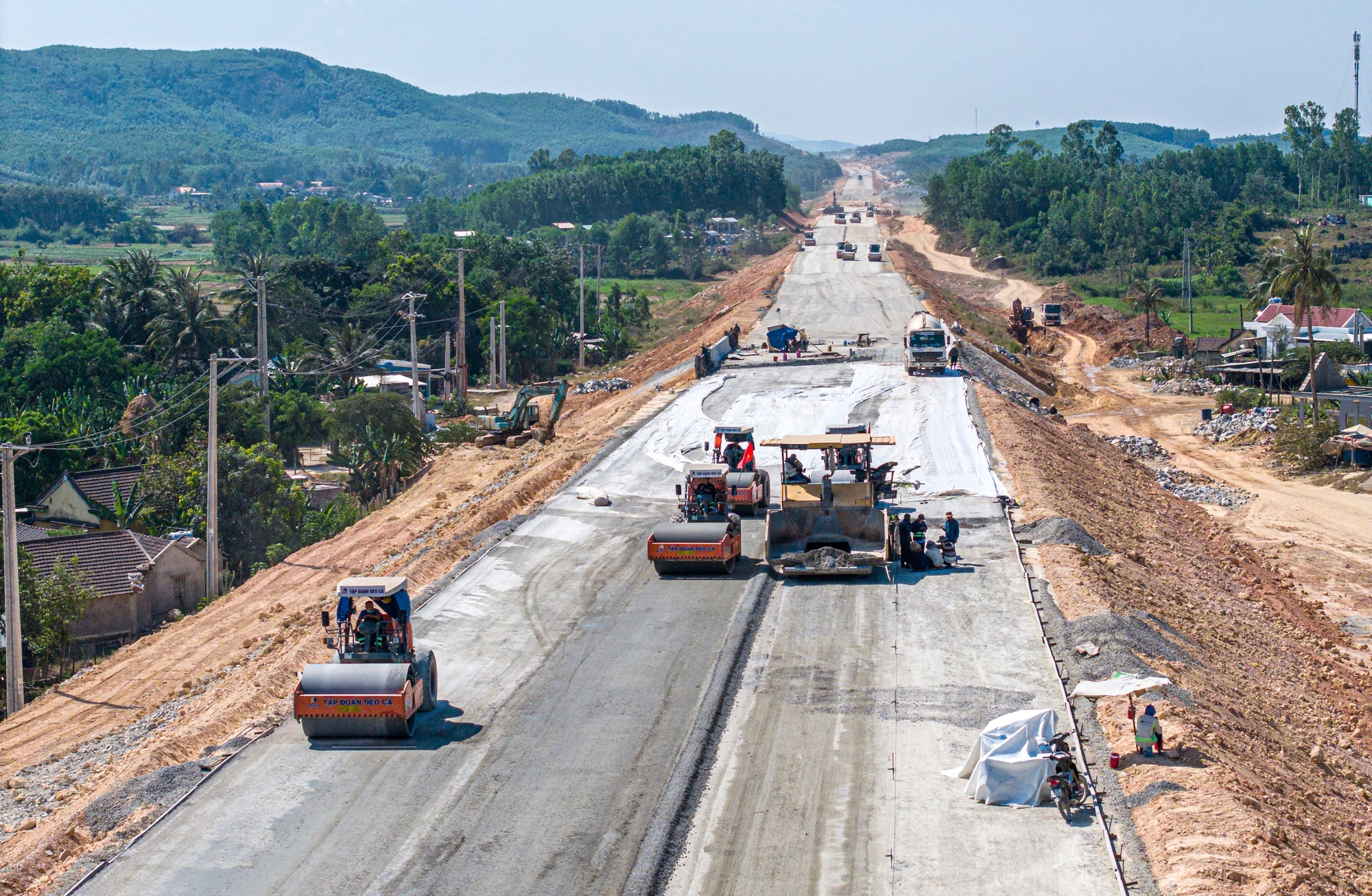 Ngắm cầu d&agrave;i nhất cao tốc Bắc - Nam qua Quảng Ng&atilde;i sắp về đ&iacute;ch- Ảnh 11.